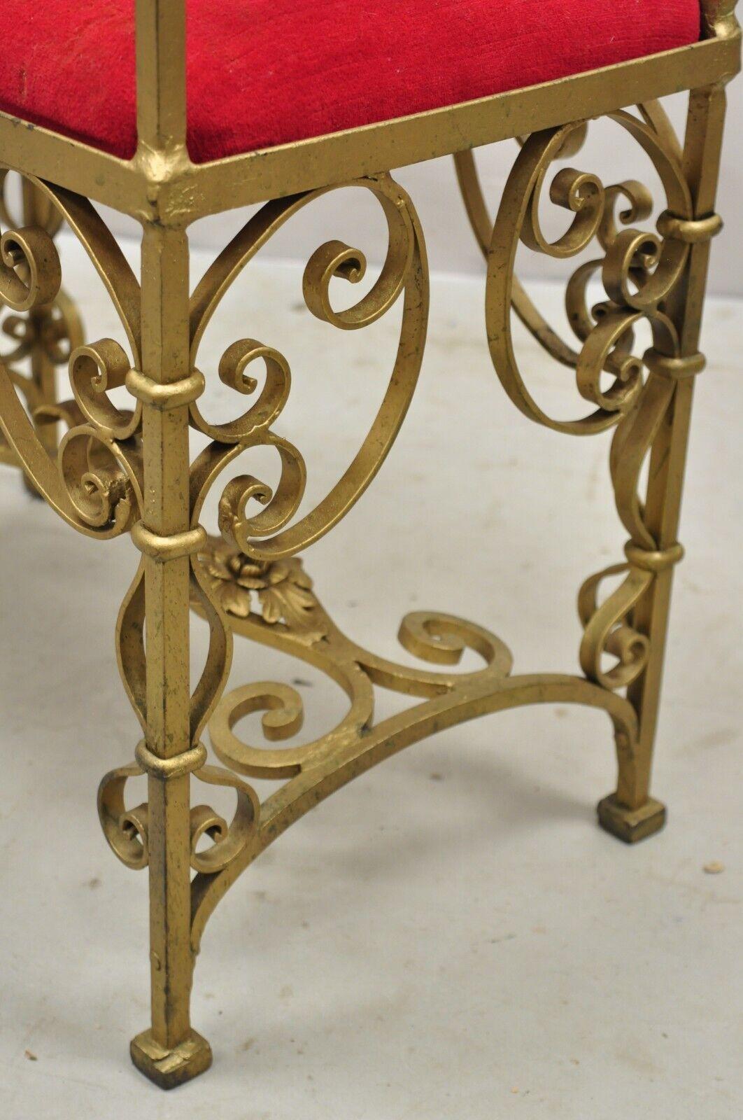 Tabouret de coiffeuse gothique vintage en fer doré Hollywood Regency avec assise à volutes en vente 6