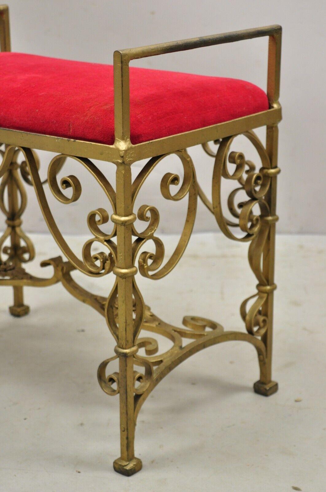 20ième siècle Tabouret de coiffeuse gothique vintage en fer doré Hollywood Regency avec assise à volutes en vente