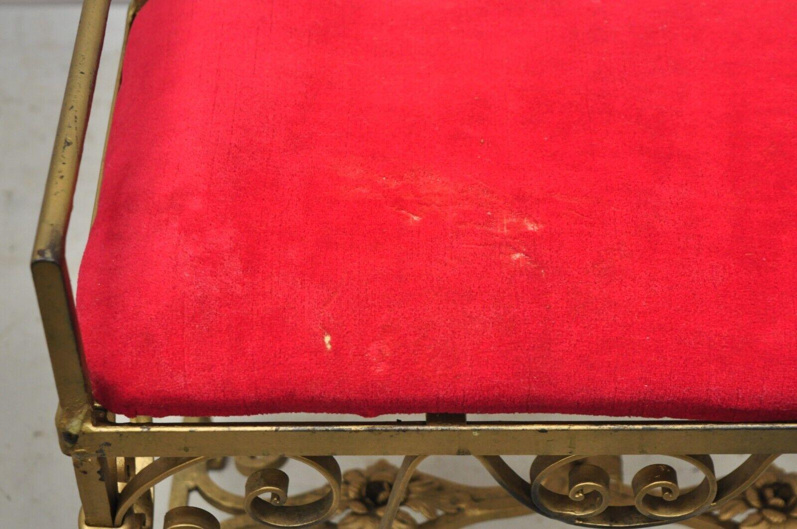 Tabouret de coiffeuse gothique vintage en fer doré Hollywood Regency avec assise à volutes en vente 2