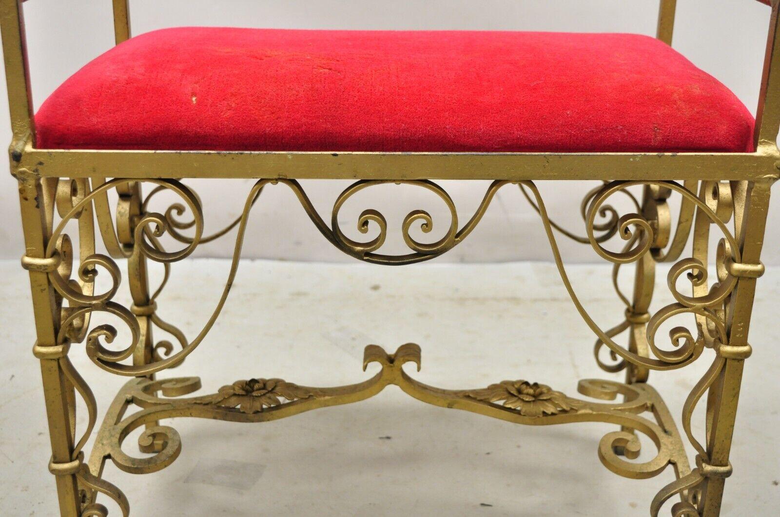 Tabouret de coiffeuse gothique vintage en fer doré Hollywood Regency avec assise à volutes en vente 4