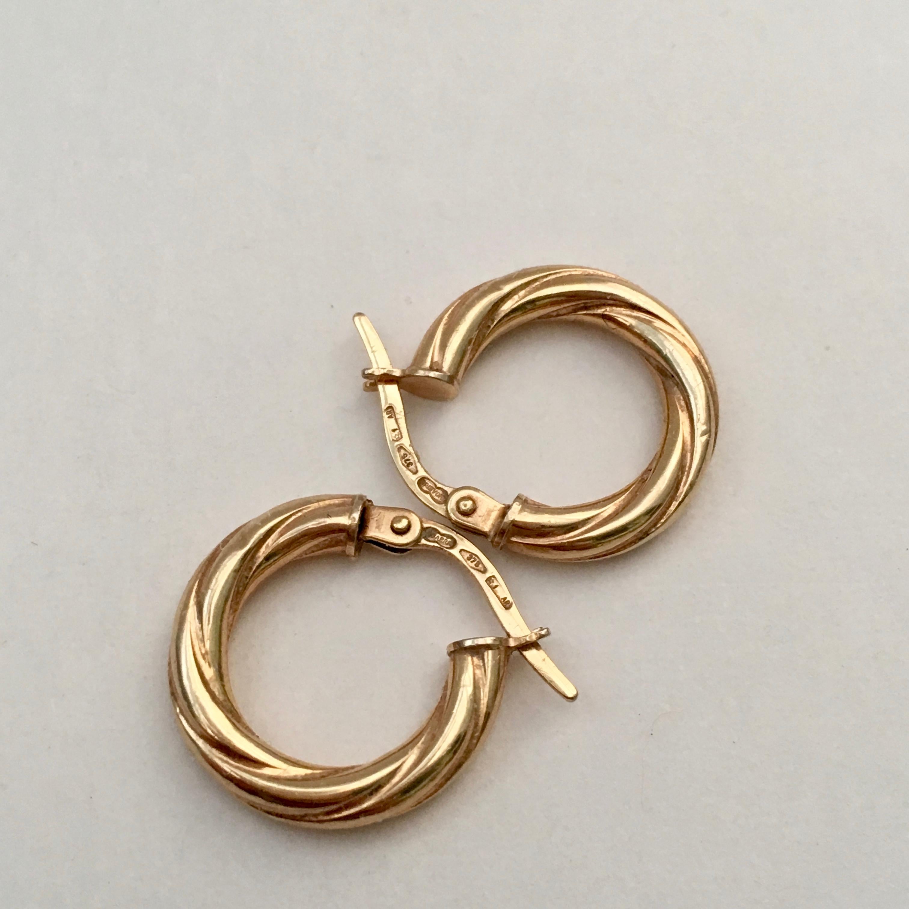 Vintage Gold Hoops Small Twisted Braided Hoop Earrings Yellow Gold In Good Condition For Sale In London, GB