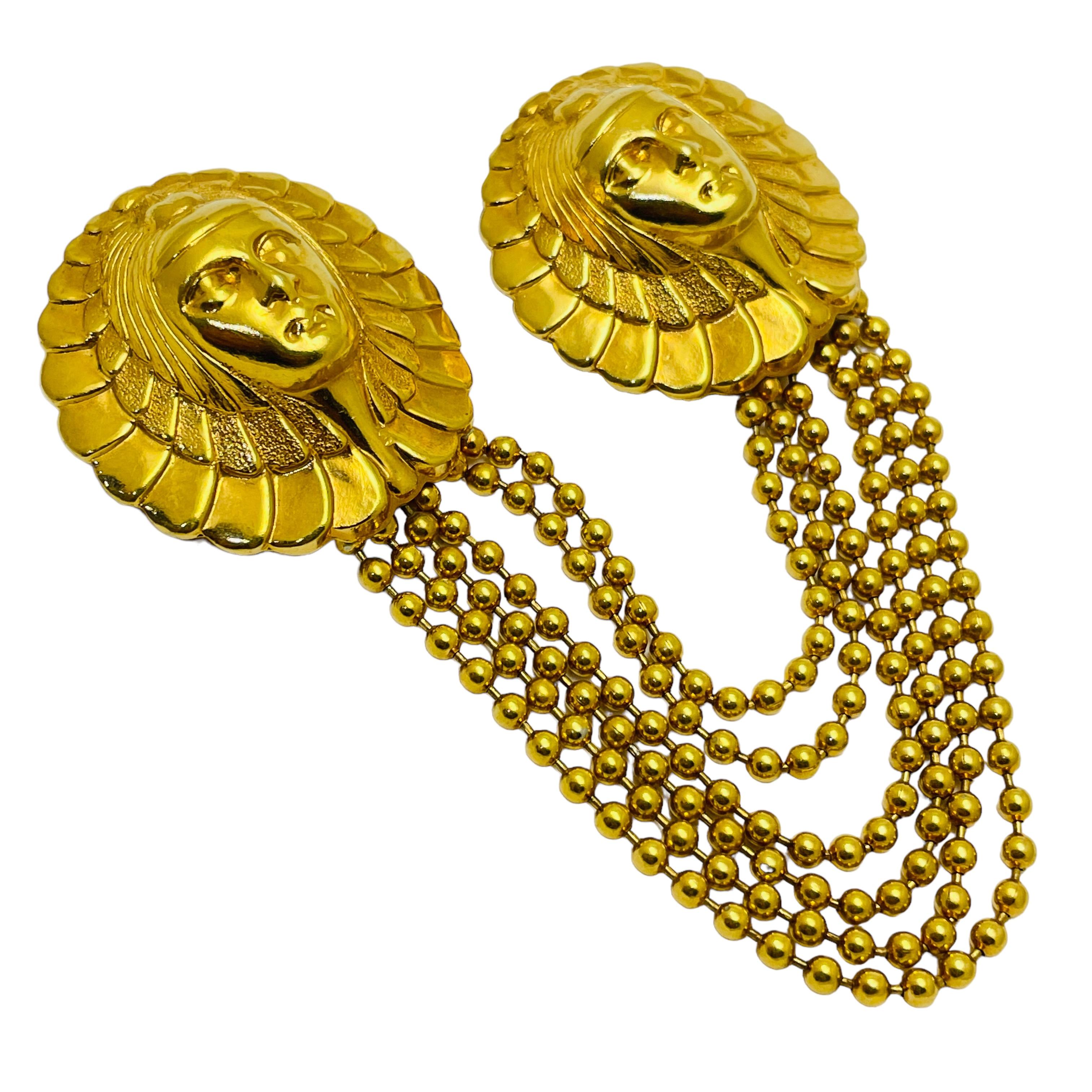 DETAILS

• unsigned

• gold tone 

• vintage designer brooch

MEASUREMENTS  

• 

CONDITION

•  very good vintage condition with minimal signs of wear 

 Sku 44

❤️❤️  VINTAGE DESIGNER JEWELRY ❤️❤️

❤️❤️  ALEXANDER’S BOUTIQUE  ❤️❤️