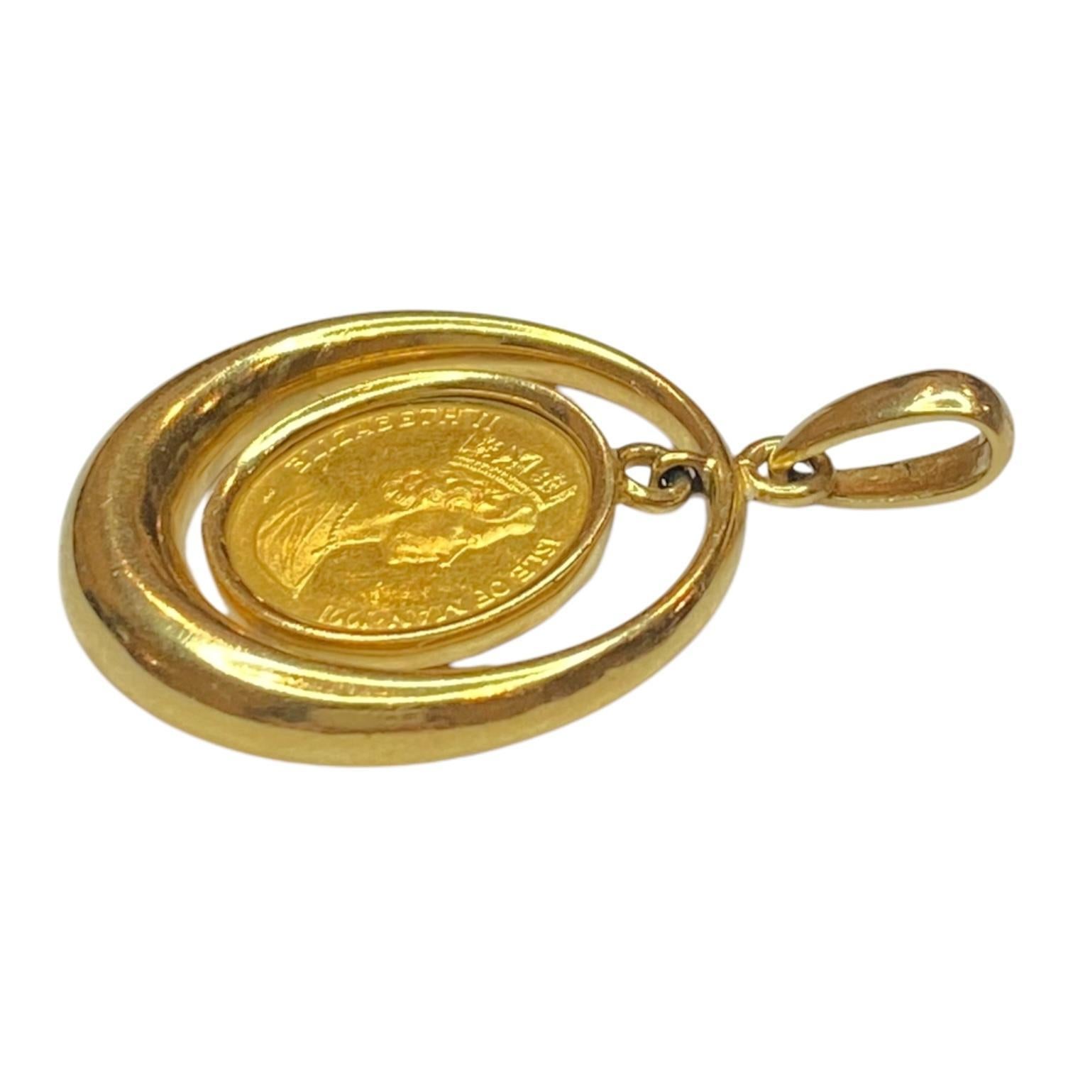 Realizzato in oro giallo 18 carati, questo ciondolo presenta un design circolare con una moneta centrale. La moneta gatto dell'Isola di Man da 1/25 oz. in oro 24K del 1991 è racchiusa in una cornice liscia e lucida che aggiunge un tocco di eleganza.