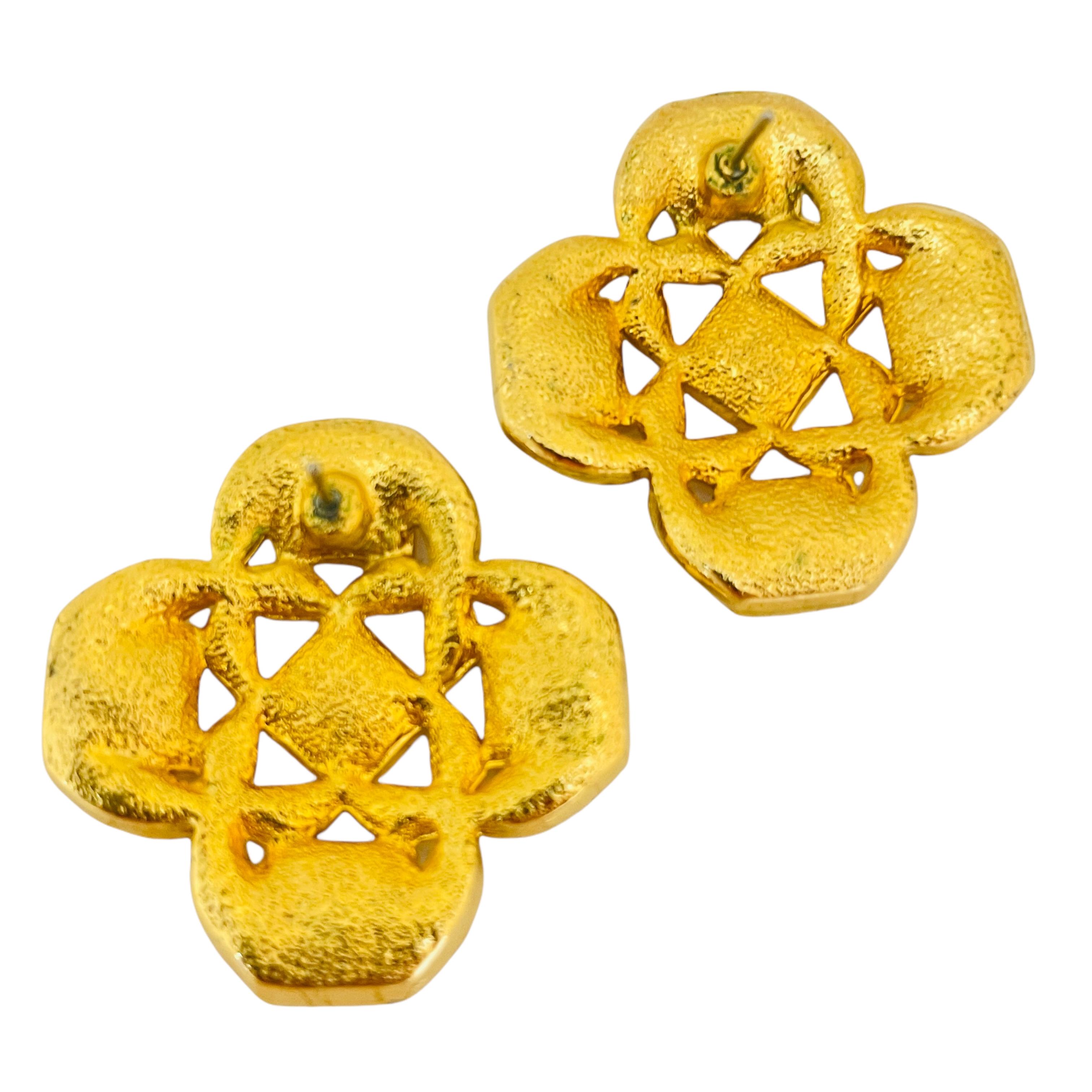 Vintage gold jewel glass Maltese cross pierced earrings In Good Condition For Sale In Palos Hills, IL