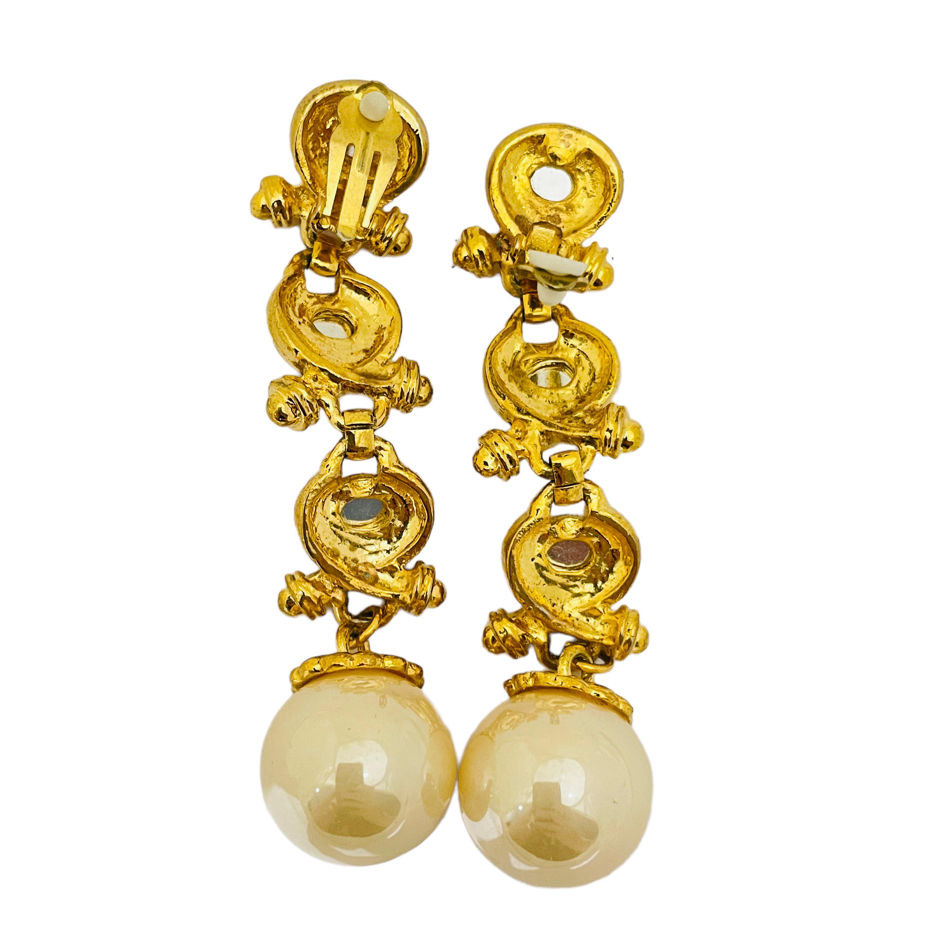 Vintage gold jewel multicolor pearl designer runway clip on earrings In Good Condition For Sale In Palos Hills, IL