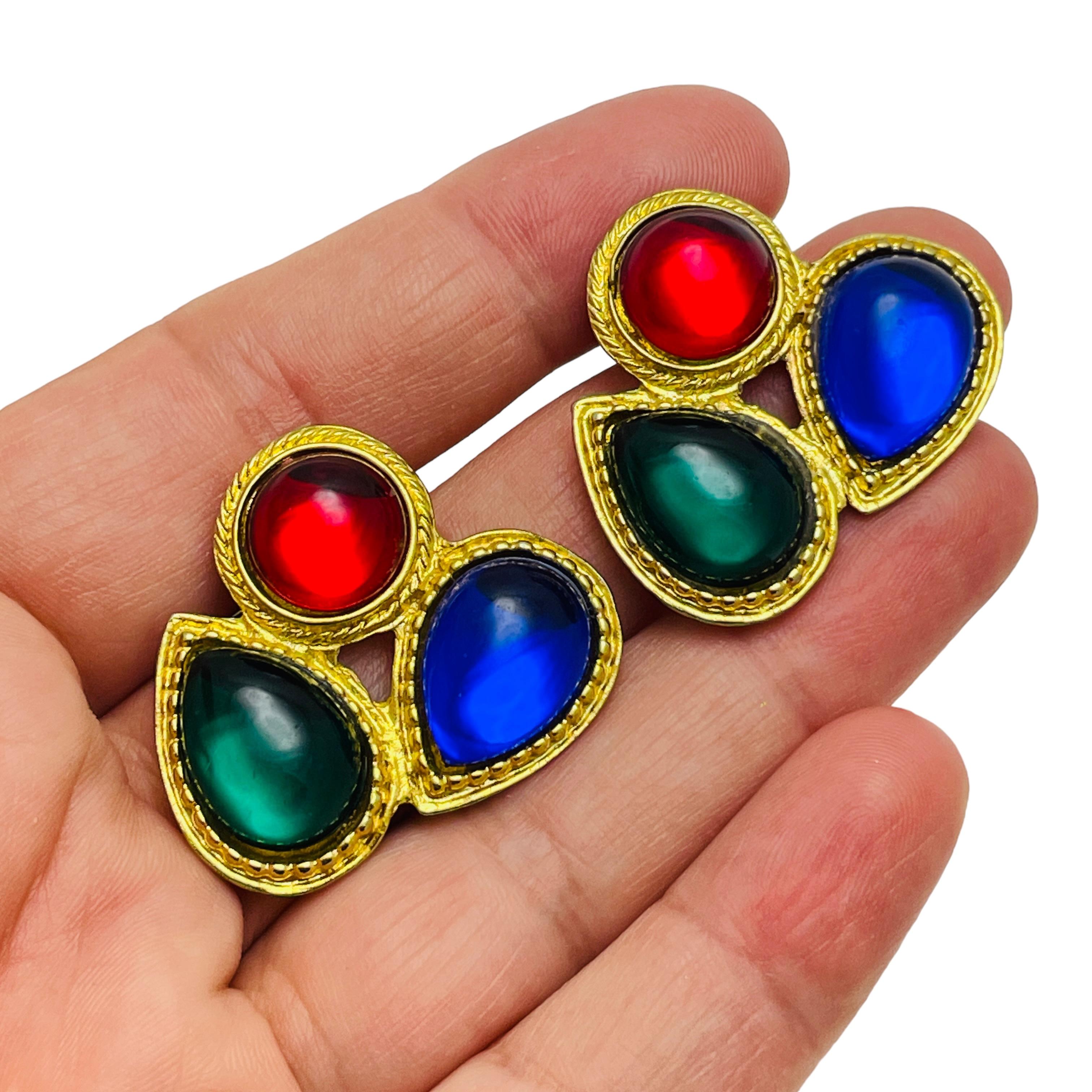 Donna Orecchini d'oro Jewell d'epoca in resina con cabochons in vendita