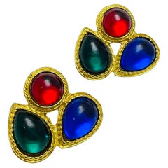 Pendientes de diseño vintage de oro con cabujones de resina