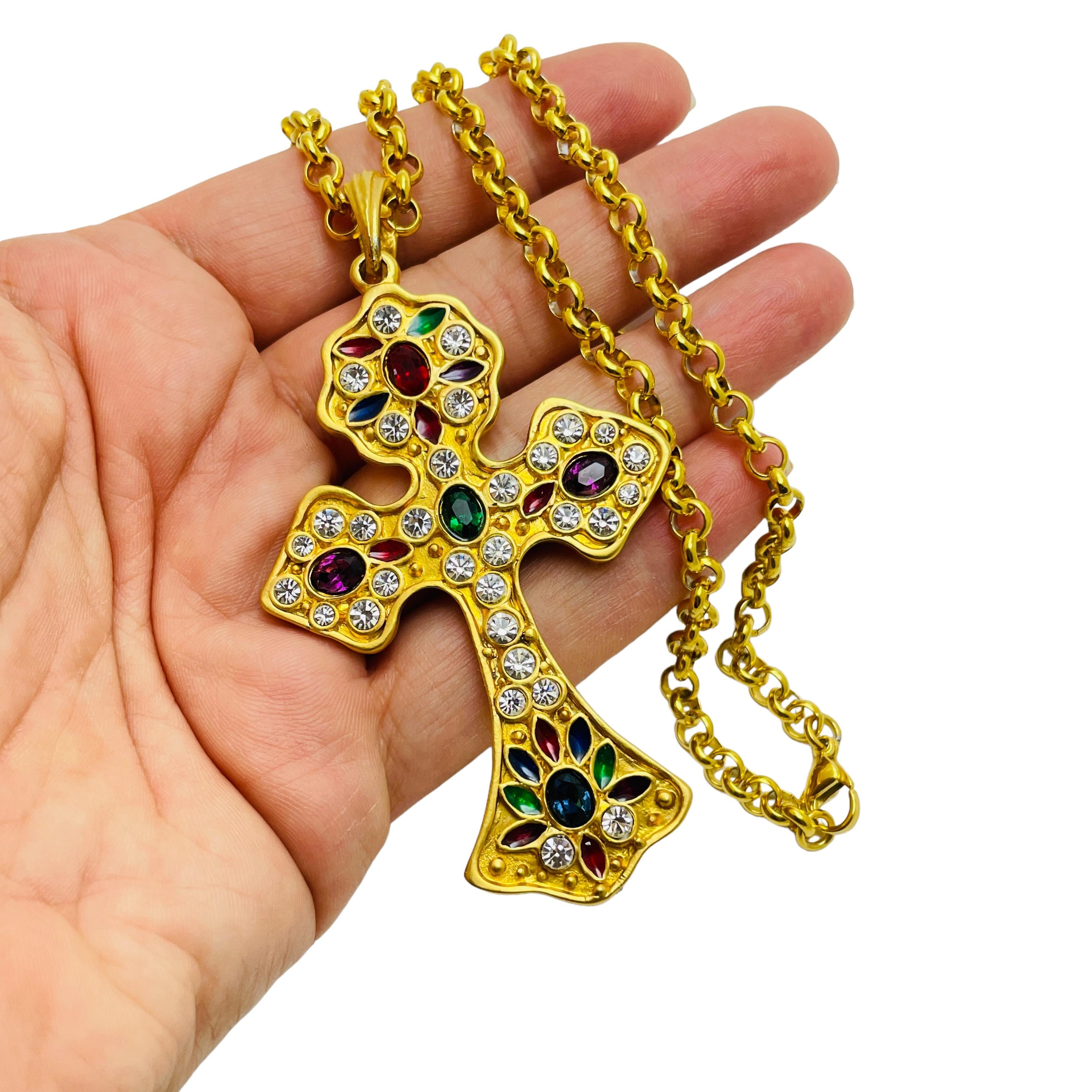 DETTAGLI

- senza segno 

- tono oro con strass 

- collana vintage di design 

MISURE  

- La catena è lunga 36