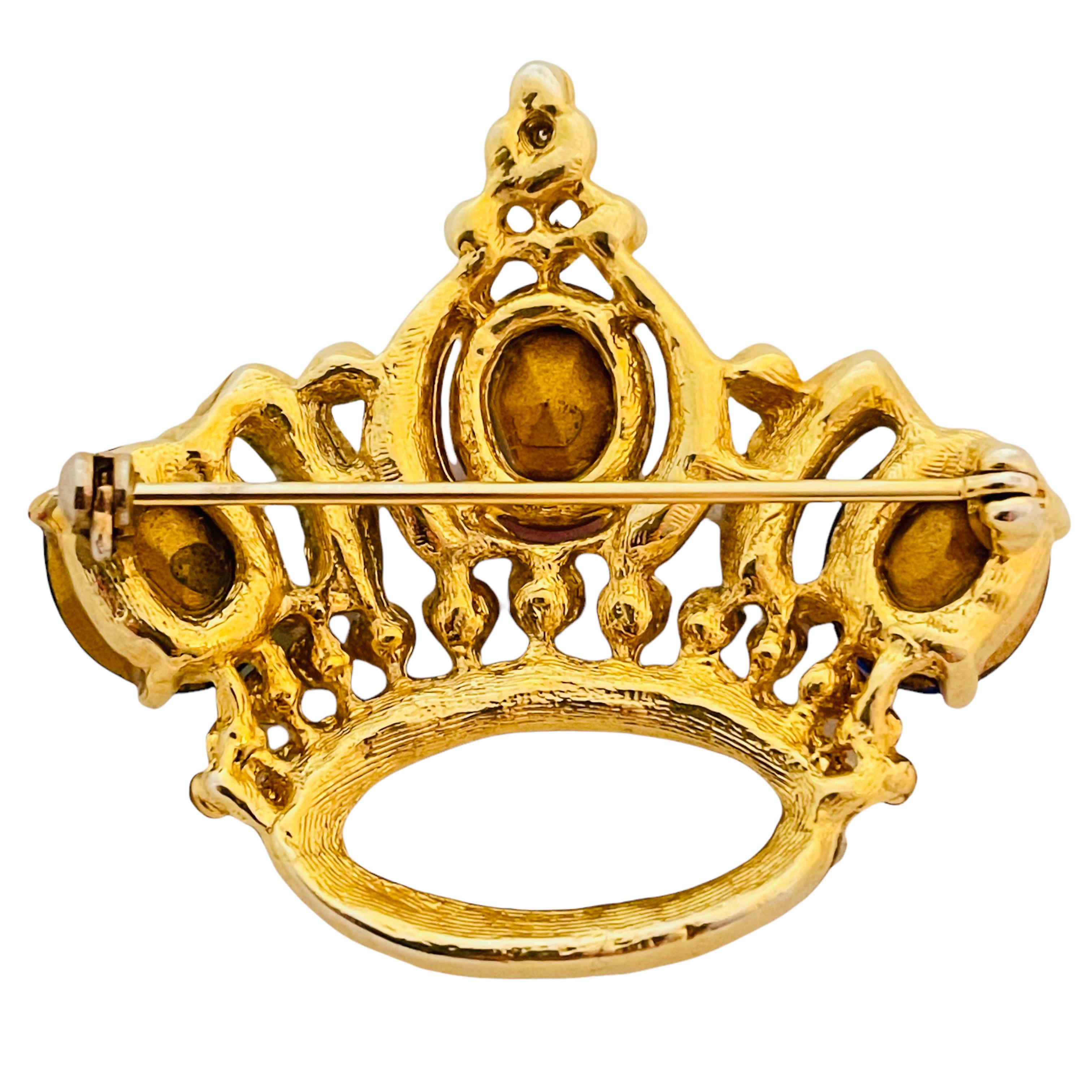Vintage gold jewel rhinestone royal crown designer runway brooch In Good Condition In Palos Hills, IL