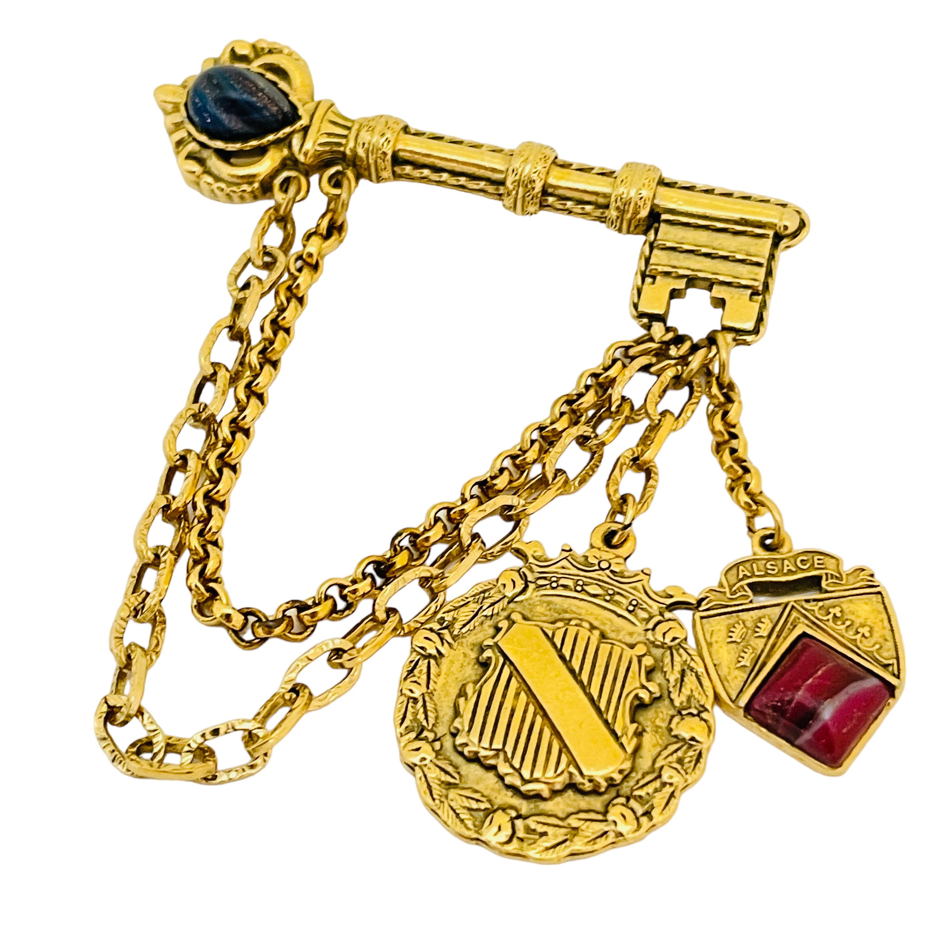 Vintage gold key dangle chain charm brooch In Good Condition For Sale In Palos Hills, IL