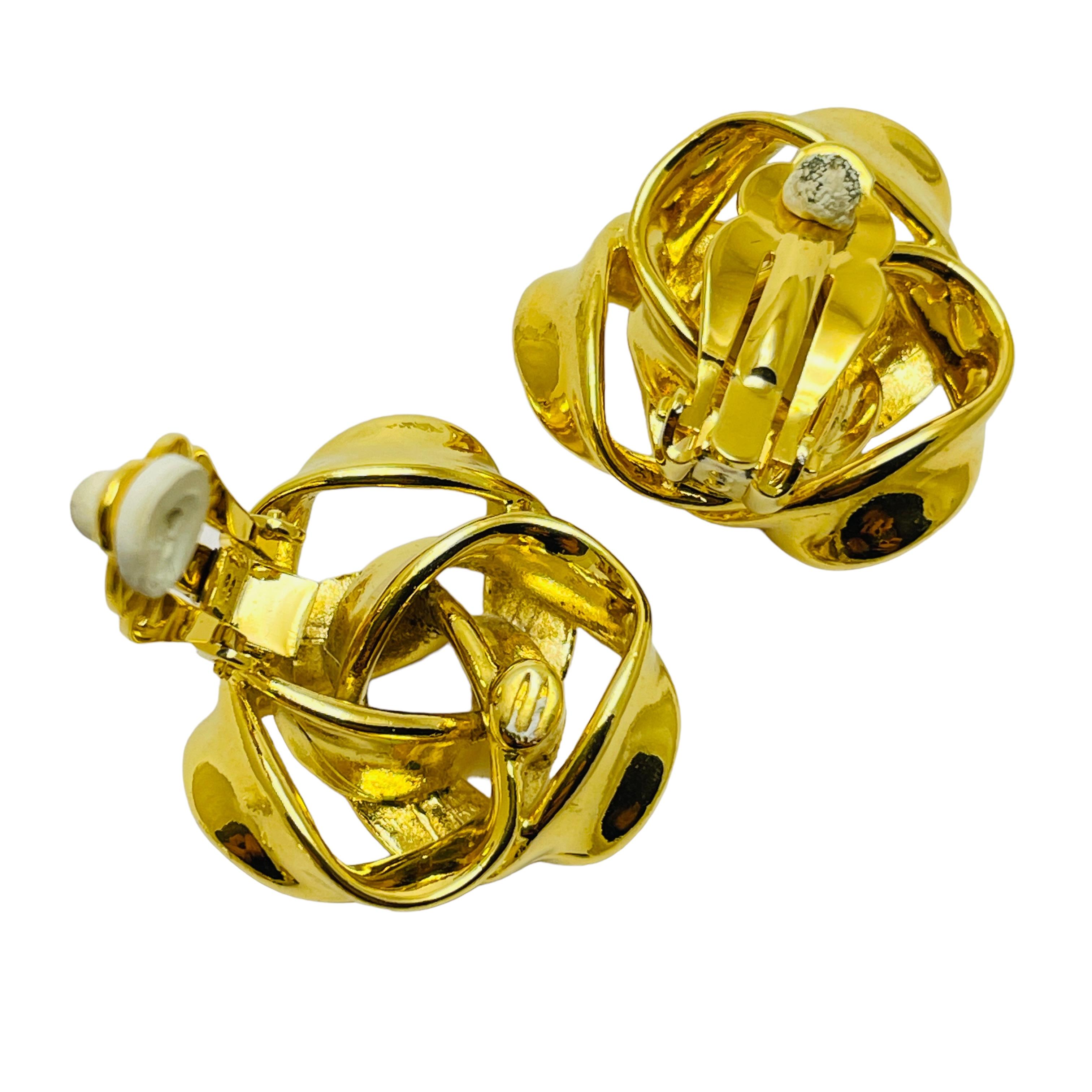 Vintage gold knot designer runway clip on earrings In Good Condition For Sale In Palos Hills, IL