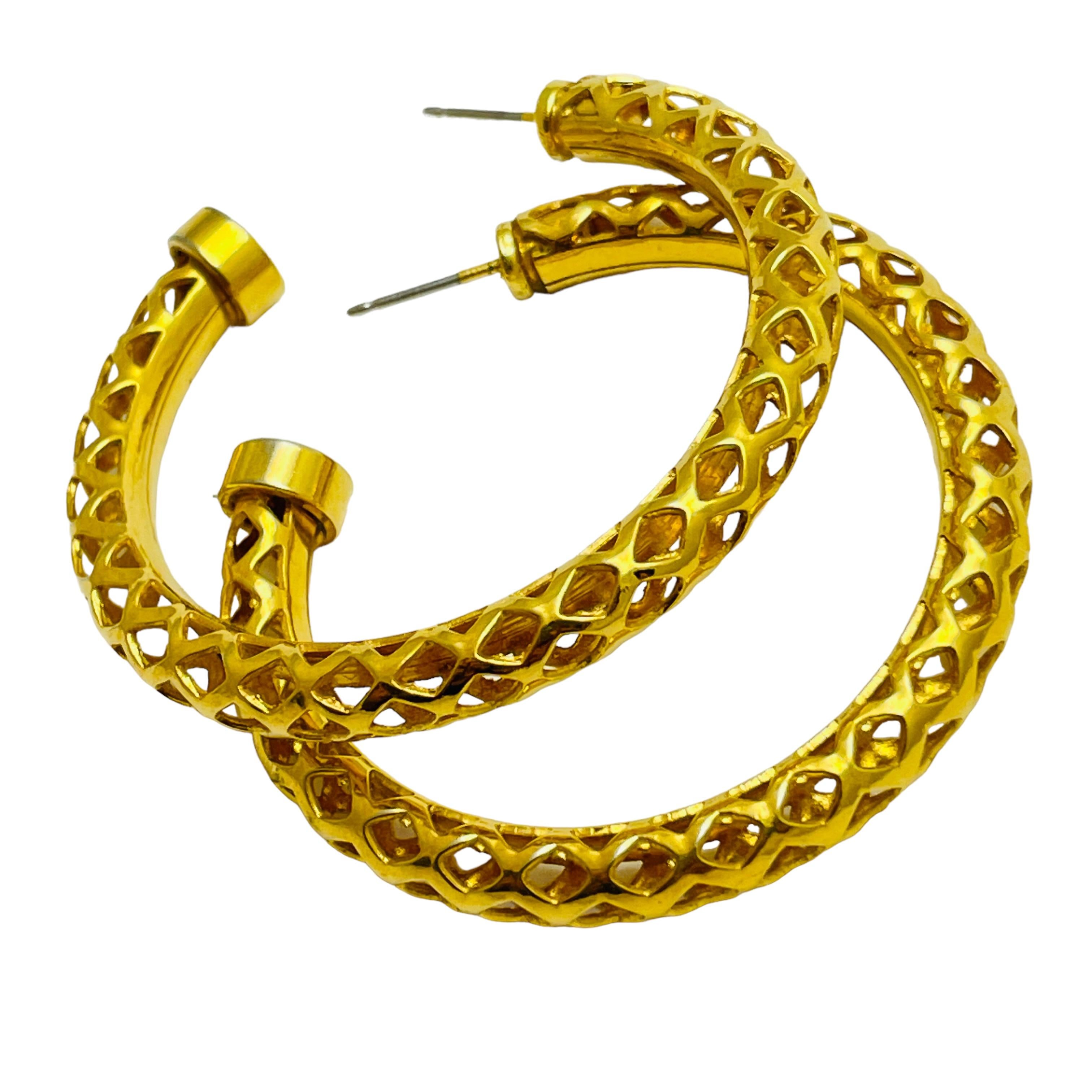 DETTAGLI

- senza segno   

- tono oro 

- orecchini vintage di design

MISURE  

- 

CONDIZIONE

-  ottime condizioni vintage con minimi segni di usura 

 Sku 43

❤️❤️  GIOIELLI VINTAGE DI DESIGN ❤️❤️

❤️❤️  LA BOUTIQUE DI ALEXANDER  ❤️❤️