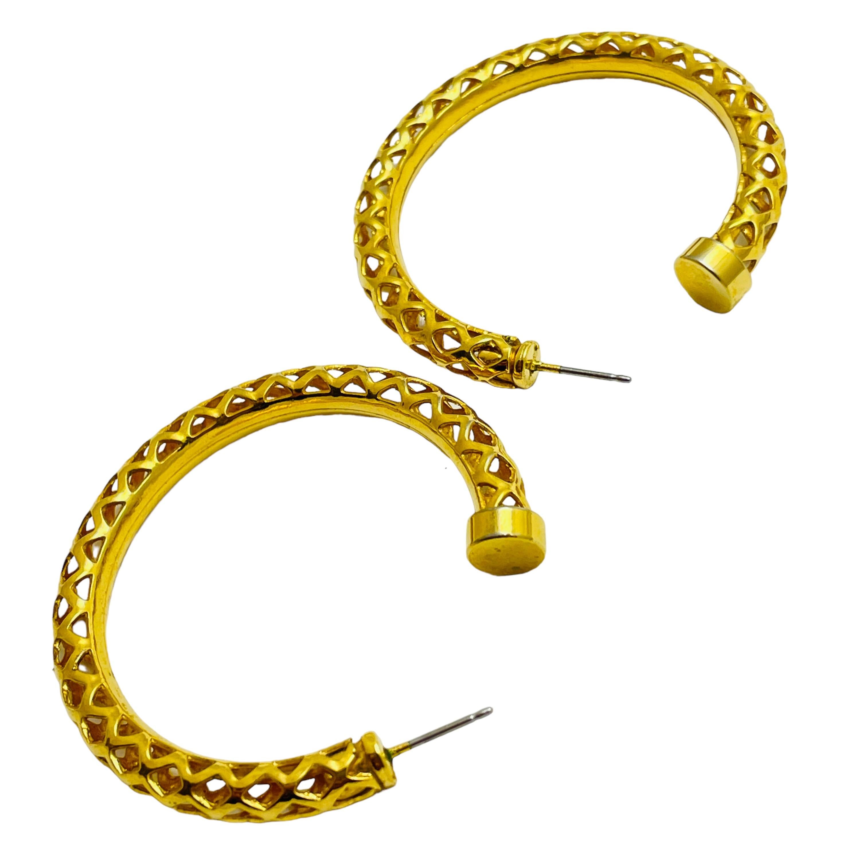 Orecchini a cerchio grande d'oro d'epoca per la moda In condizioni buone in vendita a Palos Hills, IL