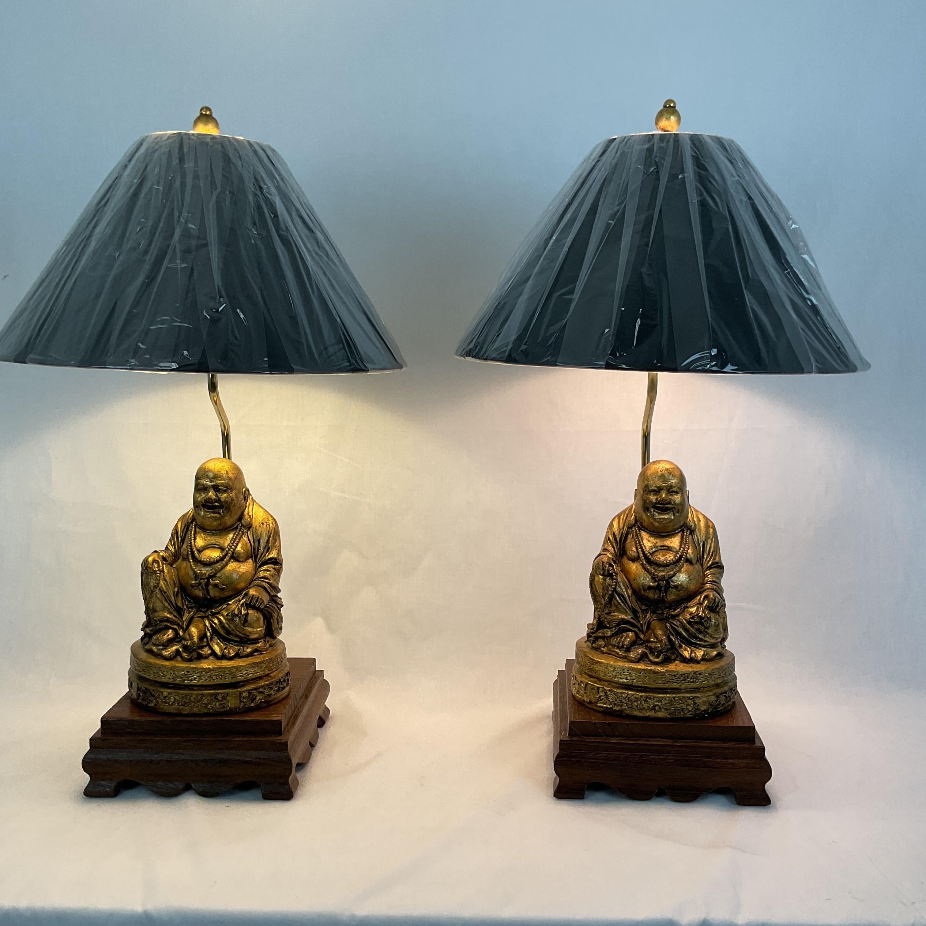 Merveilleuse paire de lampes Budda Vintage en plâtre à feuilles d'or, avec base à pieds Woof et abat-jour en papier noir Coolie. Finitions assorties incluses. Tous les câbles et les prises à trois voies sont neufs. Charmant sur une table importante