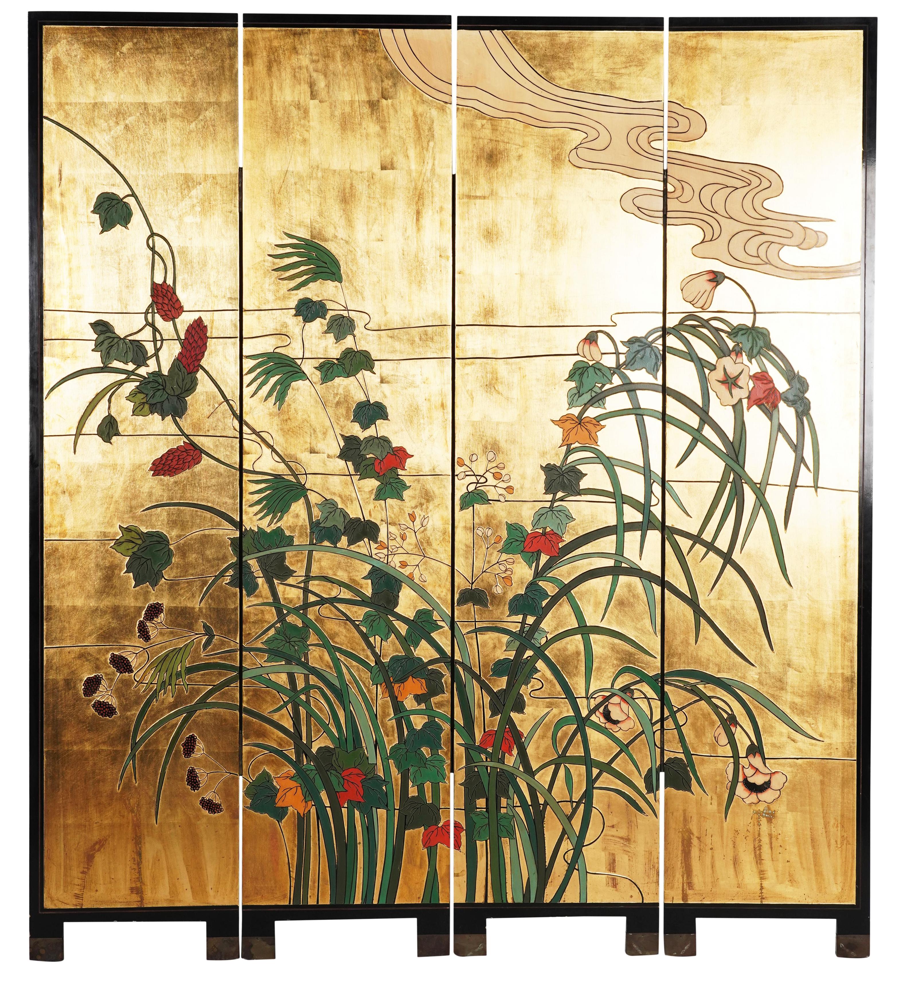 Paravento vintage a quattro pannelli di ispirazione asiatica in lacca nera e foglia d'oro. Un paravento a quattro pannelli di ispirazione asiatica che raffigura fogliame colorato, fiori ed erbe su uno splendido sfondo in foglia d'oro. Realizzato a