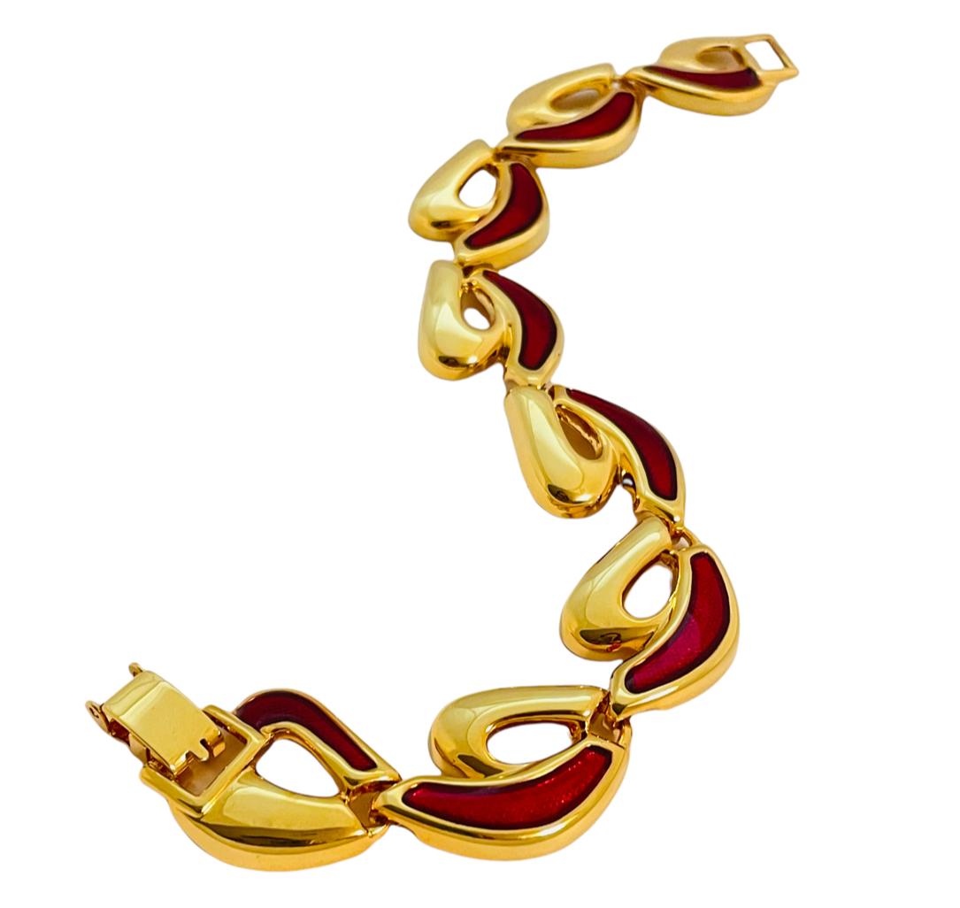 DÉTAILS
non signé
ton or avec émail rouge
bracelet vintage de créateur de défilé

MESURES  
8
