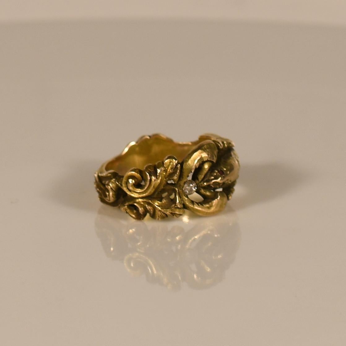 Dieser maßgefertigte Hummerring aus 14 Karat Gelbgold wurde mit Sorgfalt und Präzision handgefertigt und versprüht Charme und Charakter. Jedes einzelne Detail, von den sorgfältig gearbeiteten Krallen bis zu den zarten Fühlern, zeigt die Hingabe des