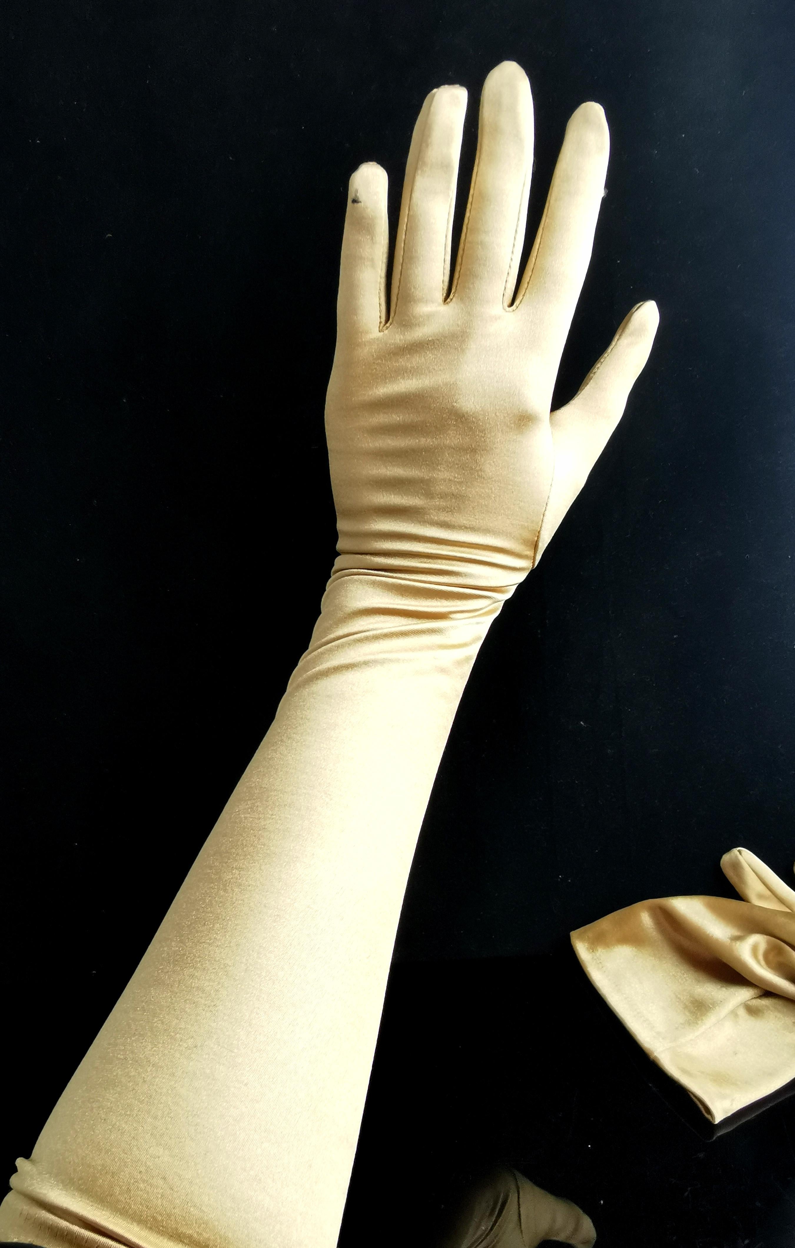 Vintage Gold long length opera gloves In Fair Condition In NEWARK, GB