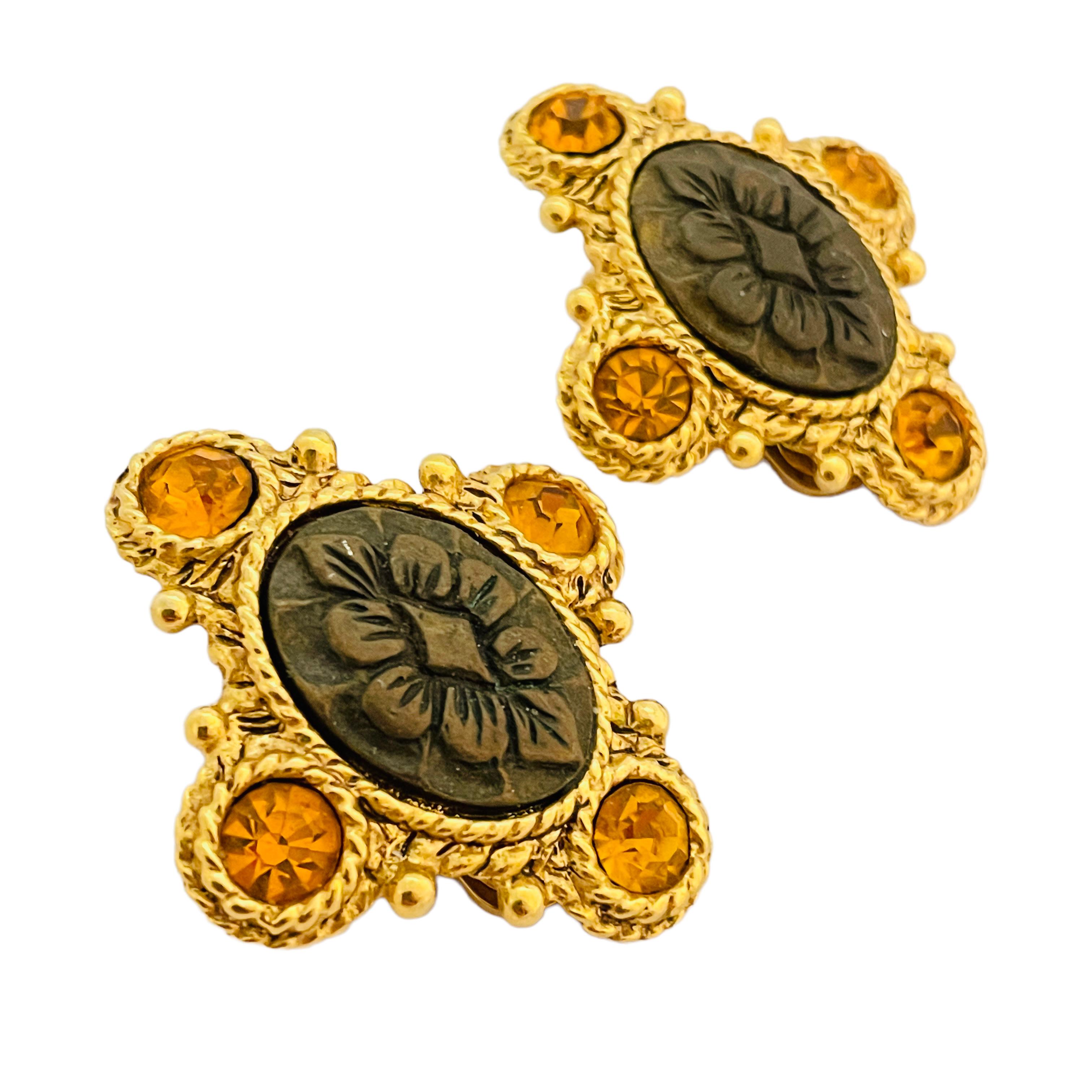 DETAILS

• unsigned

• gold tone with glass

• vintage designer clip on earrings

MEASUREMENTS

• 1.63