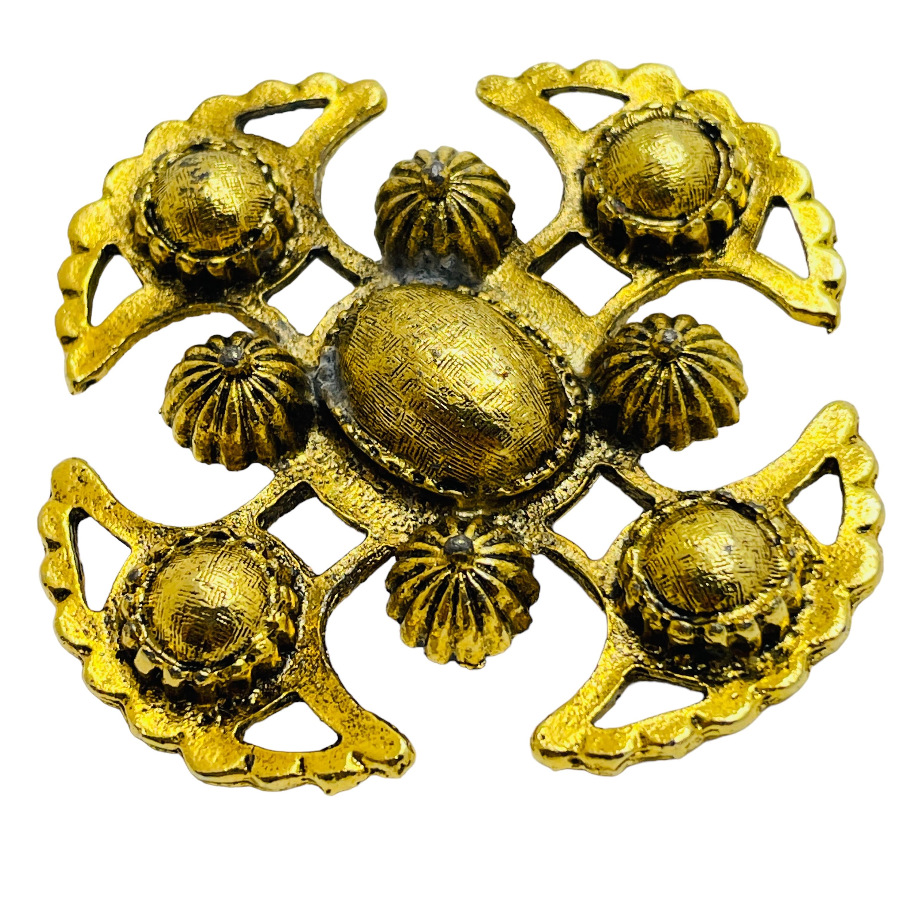Vintage gold maltese cross large designer brooch In Good Condition For Sale In Palos Hills, IL