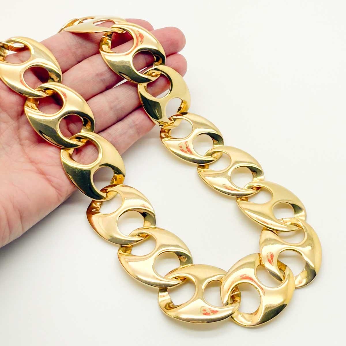 Collare Marin d'oro d'epoca - Revival anni '80
In perfetto equilibrio tra audacia e senza tempo, questo collare marinaro vintage in oro conferisce un tocco distintivo anni '80 a un classico design a maglie. Con la sua forma scultorea ed elegante e
