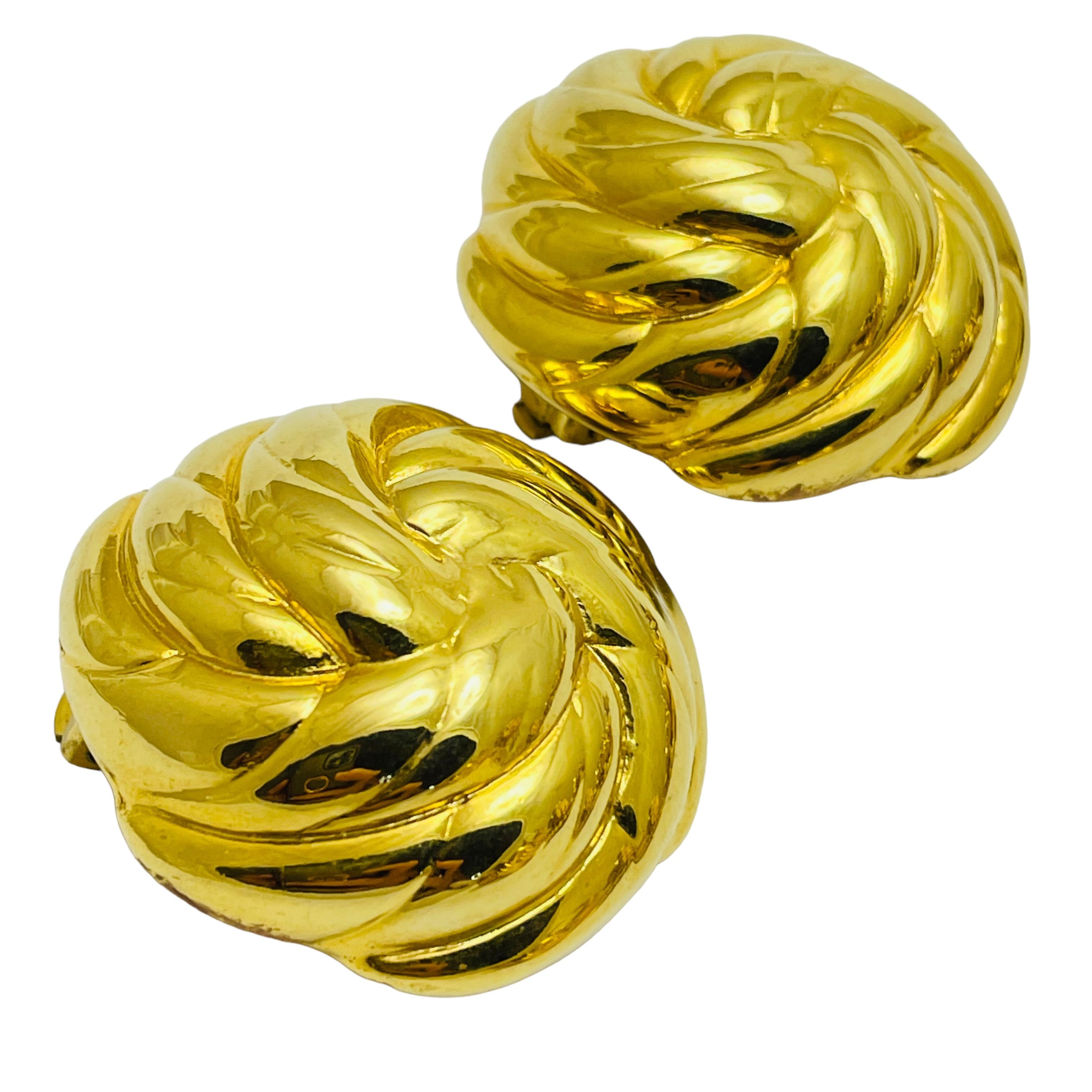 DETALLES

- sin signo   

- tono dorado  

- pendientes vintage de diseño

MEDIDAS  

- 

CONDICIÓN

-  muy buen estado vintage con mínimos signos de desgaste 

 Código 43

❤️❤️  JOYAS DE DISEÑO VINTAGE ❤️❤️

❤️❤️  BOUTIQUE DE ALEXANDER  ❤️❤️