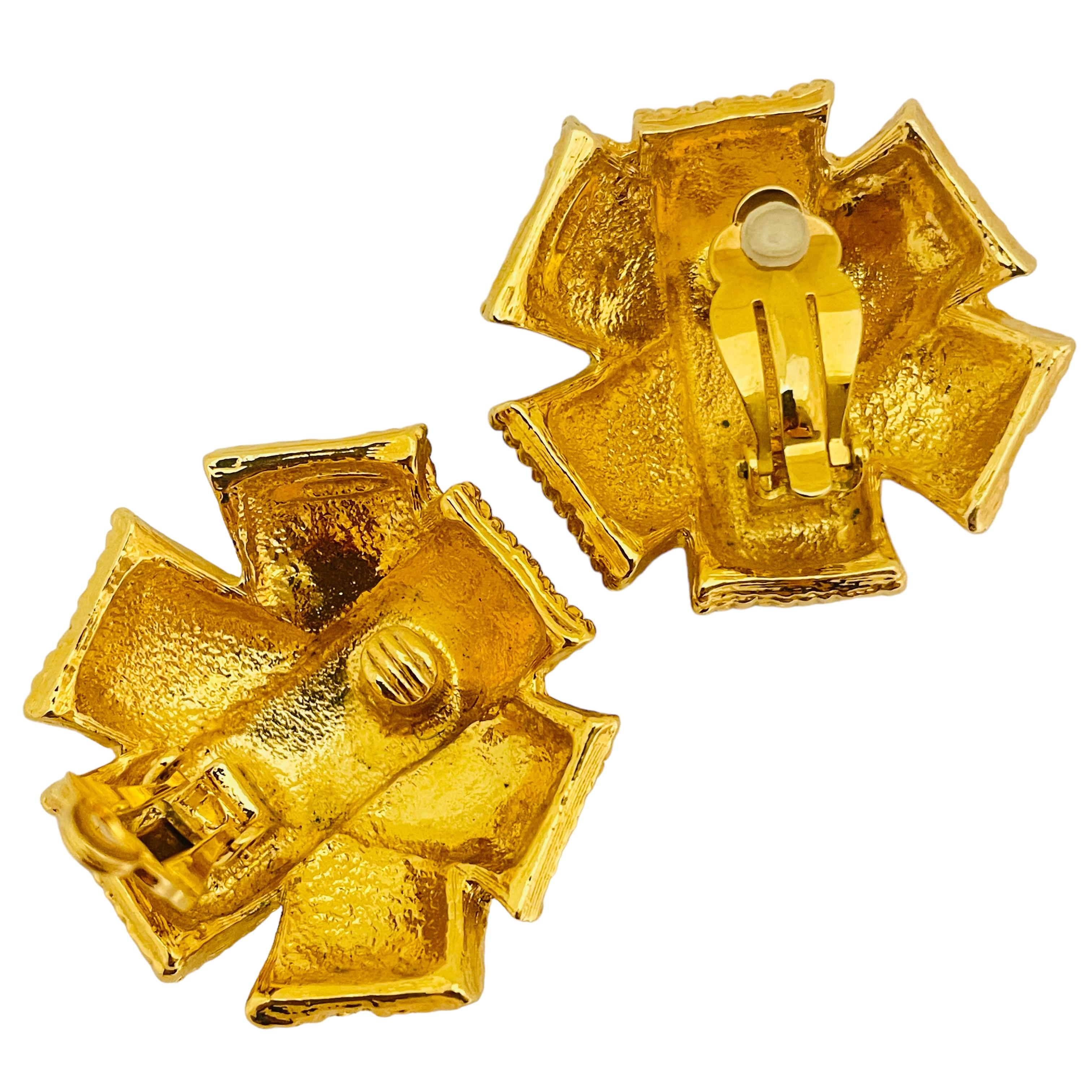 Vintage gold massive designer runway clip on earrings In Good Condition For Sale In Palos Hills, IL