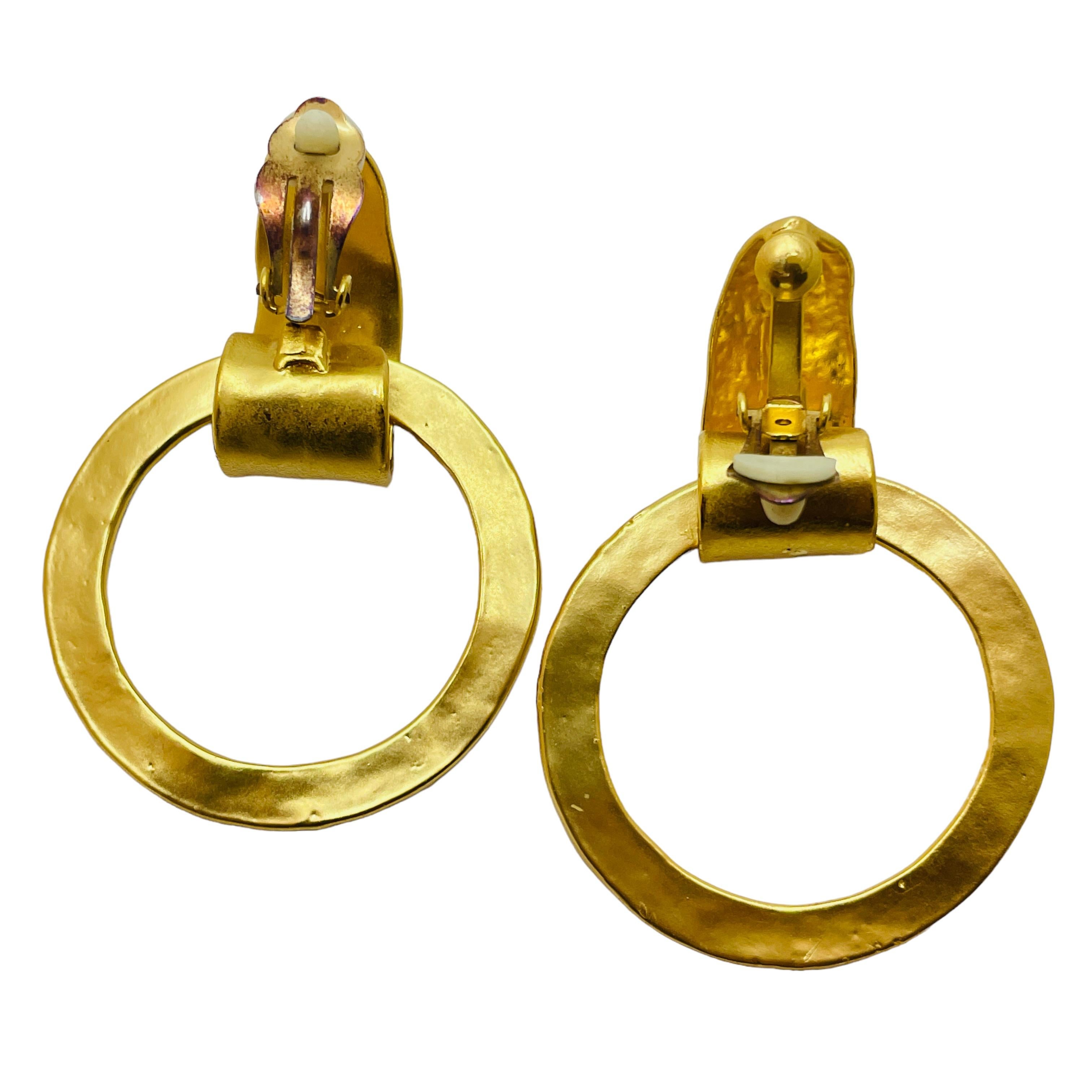 Vintage gold matte modernist door knocker clip on earrings In Excellent Condition For Sale In Palos Hills, IL