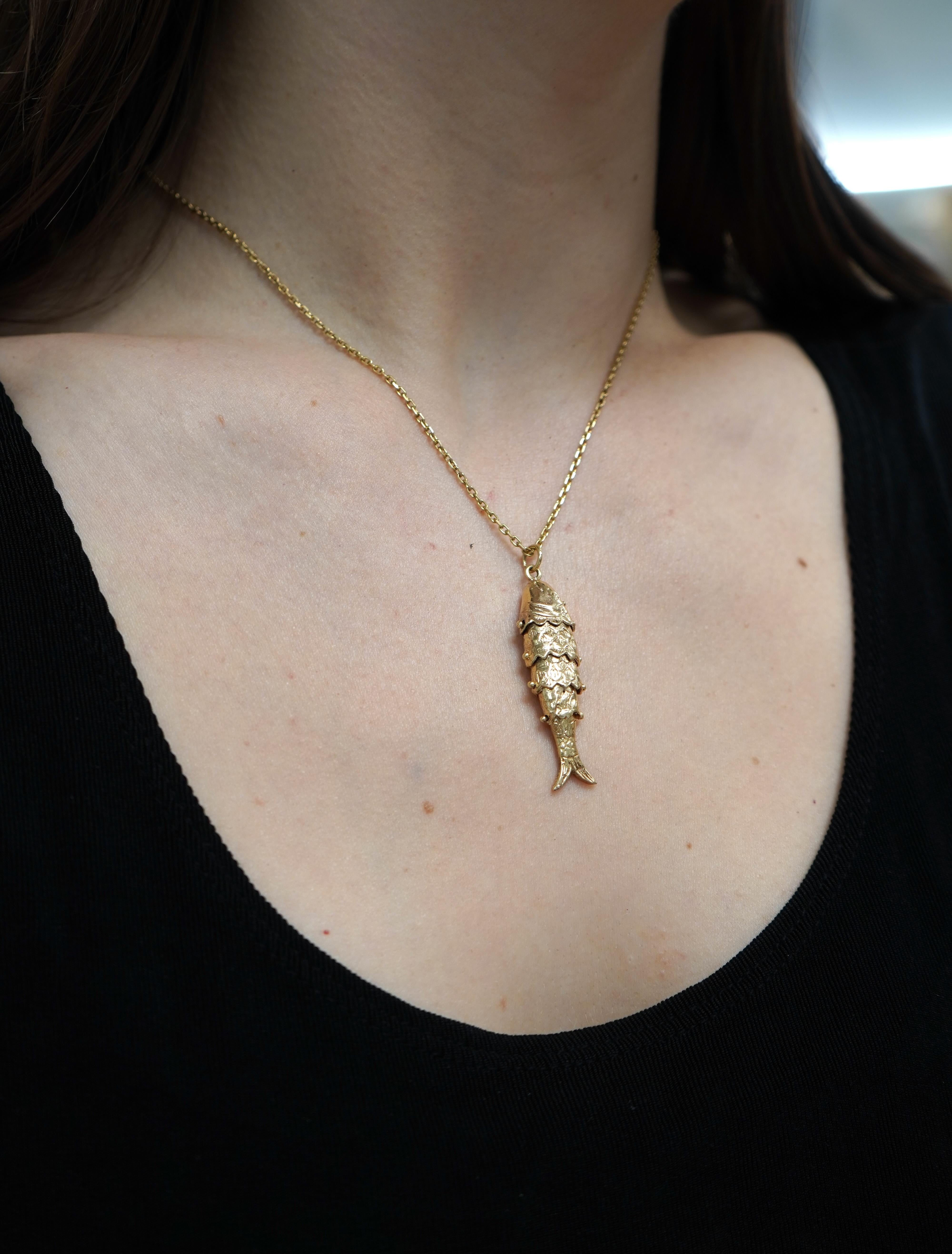 Collana con ciondolo a forma di pesce meccanico in oro vintage
Il Pesce Meccanico è in oro 14k e ha un timbro sulla coda che lo identifica. Il ciondolo a forma di pesce misura 1,5