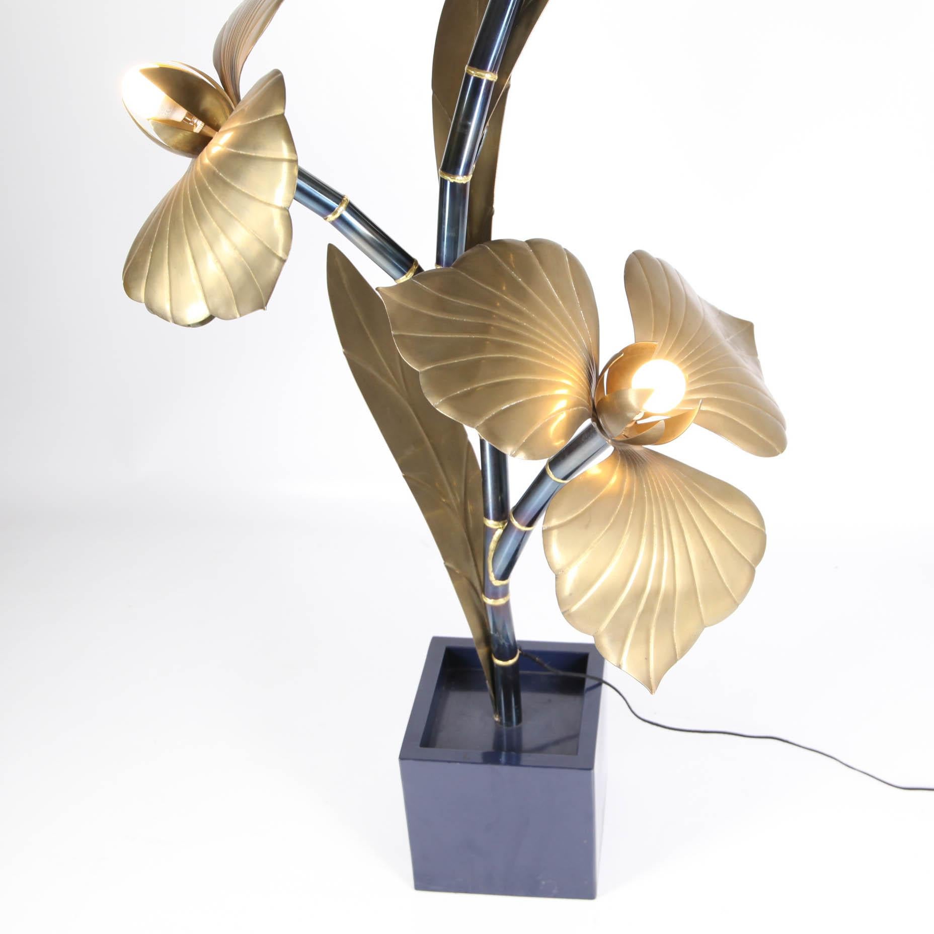 Beautiful flower shaped gold metal floor lamp with 3 bulbs. In the style and the same period of Maison Jansen 1970s.