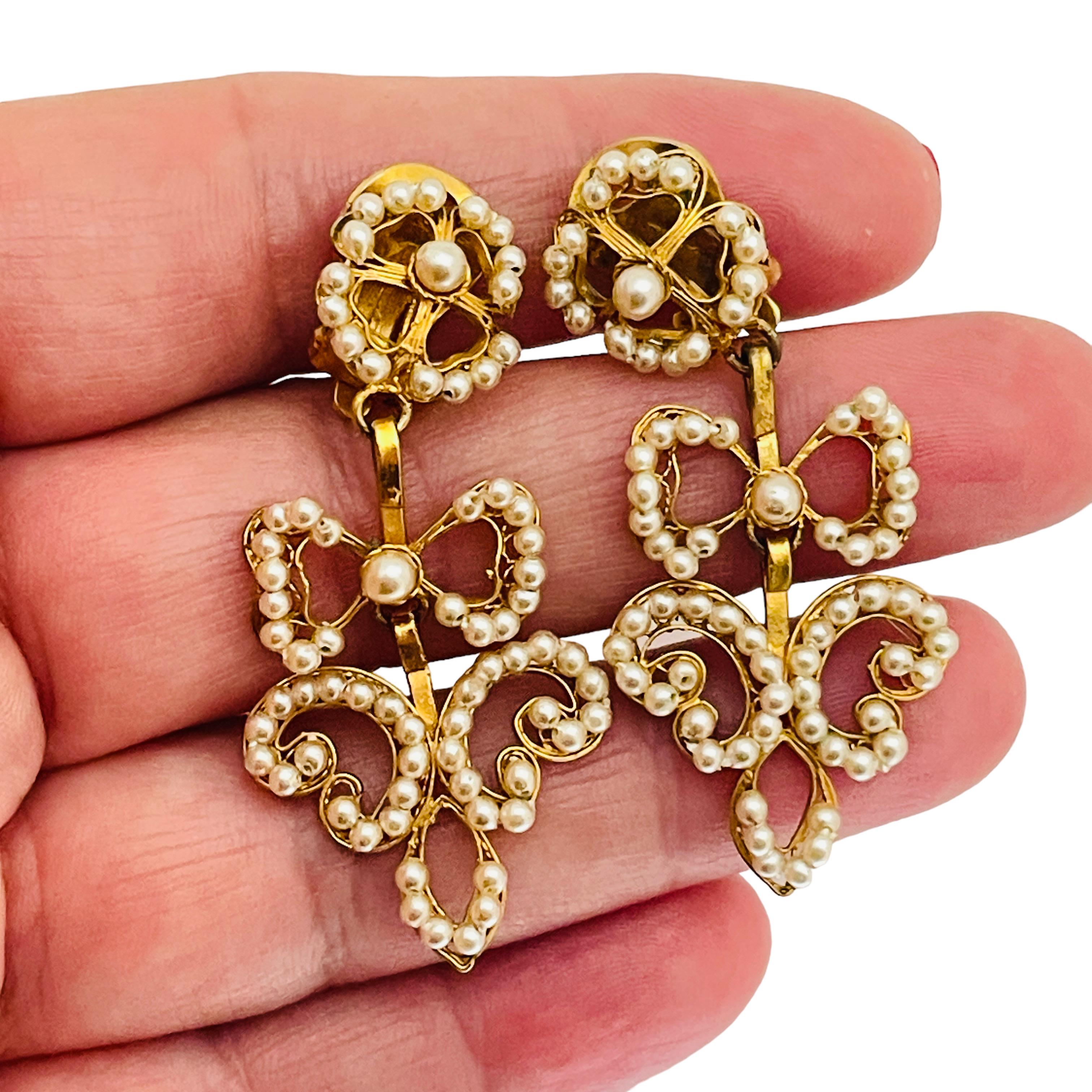 Vintage gold micro pearl bow drop clip on earrings   In Excellent Condition For Sale In Palos Hills, IL