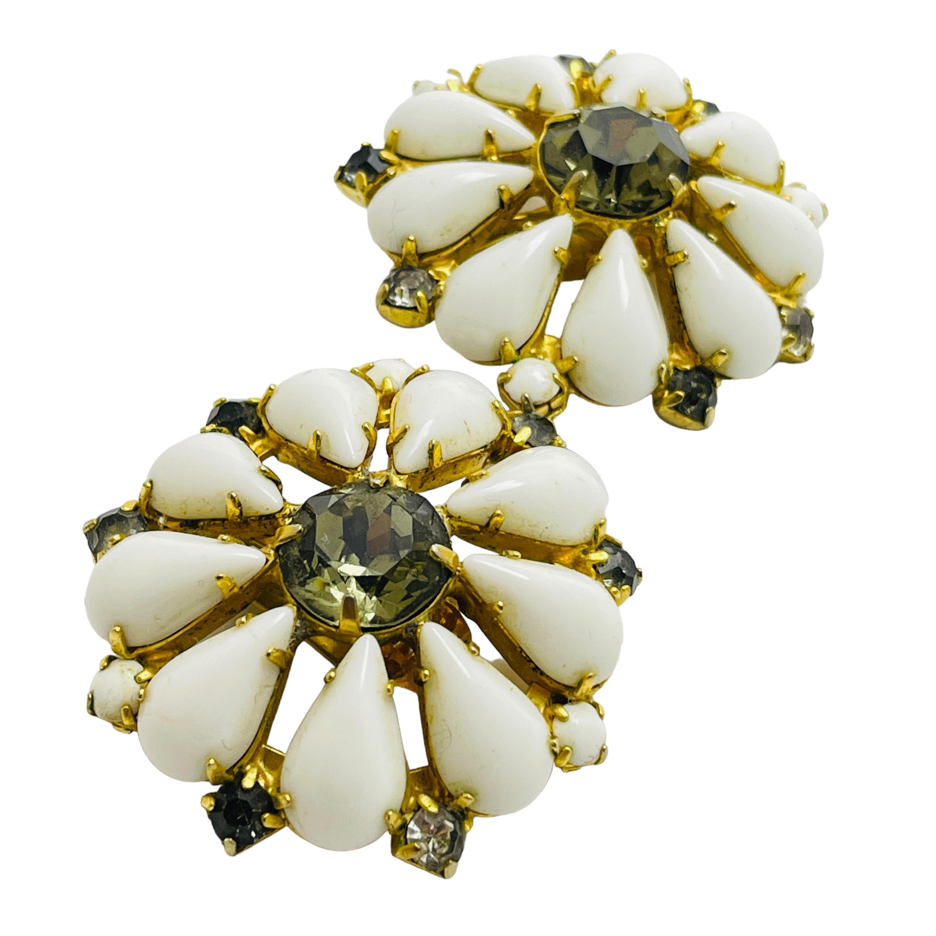 DETAILS

• unsigned    

• gold tone with glass stones 

• vintage designer earrings  

MEASUREMENTS  

• 

CONDITION

•  excellent vintage condition with minimal signs of wear 

 Sku 40

❤️❤️  VINTAGE DESIGNER JEWELRY ❤️❤️

❤️❤️  ALEXANDER’S