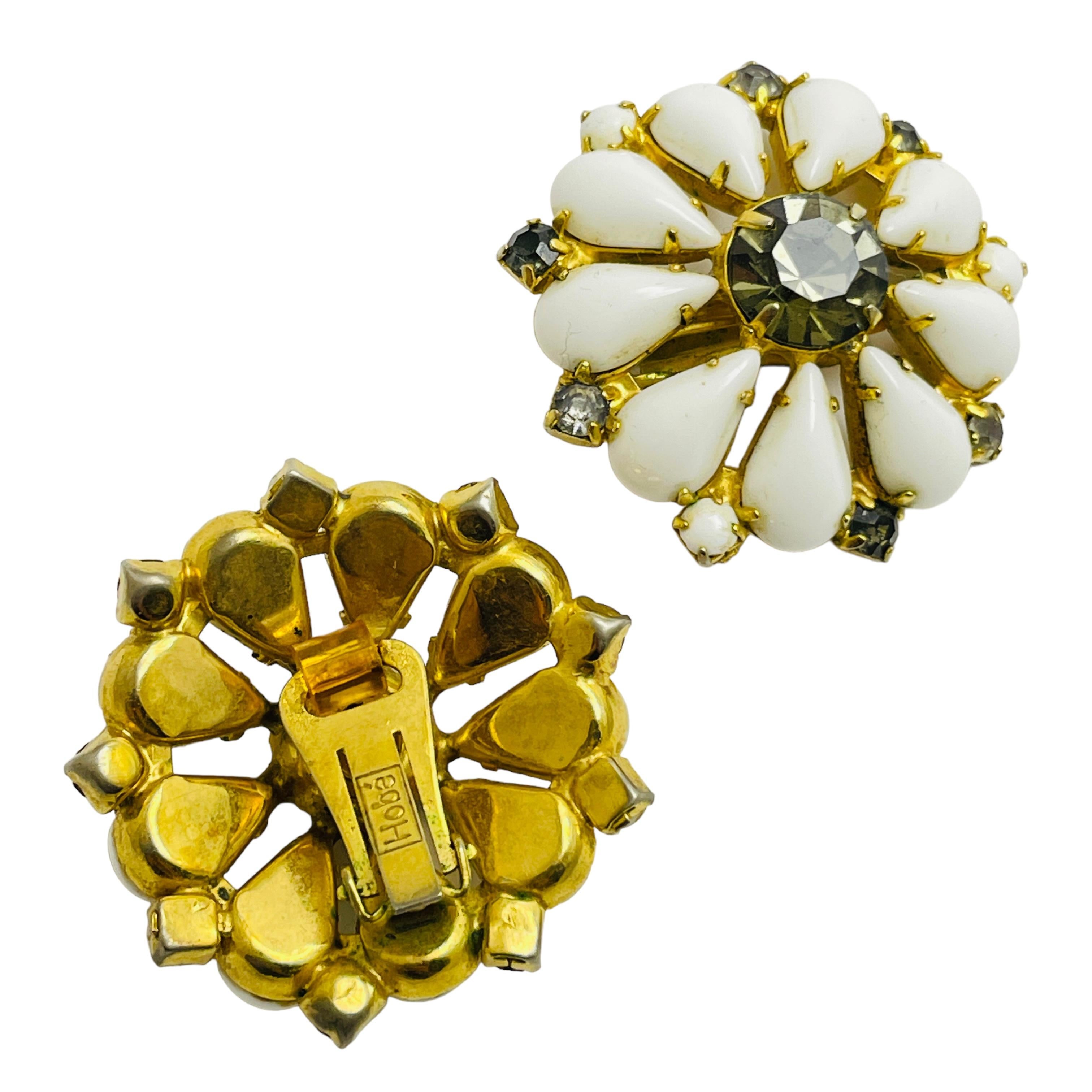 Vintage gold milk glass stones designer clip on earrings In Good Condition For Sale In Palos Hills, IL