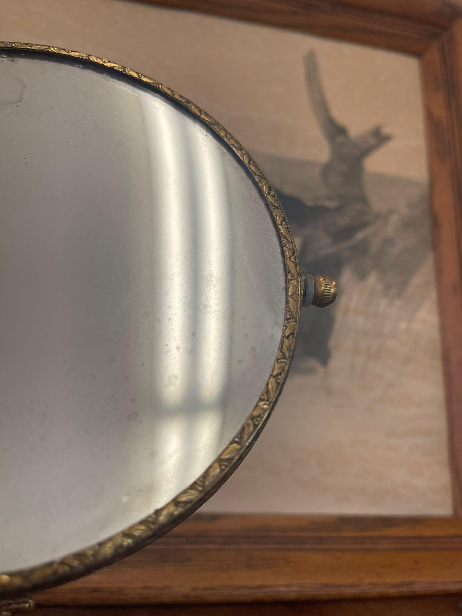 Goldfarbener Vintage-Spiegel mit detailliertem Sockel.  (Ende des 20. Jahrhunderts) im Angebot