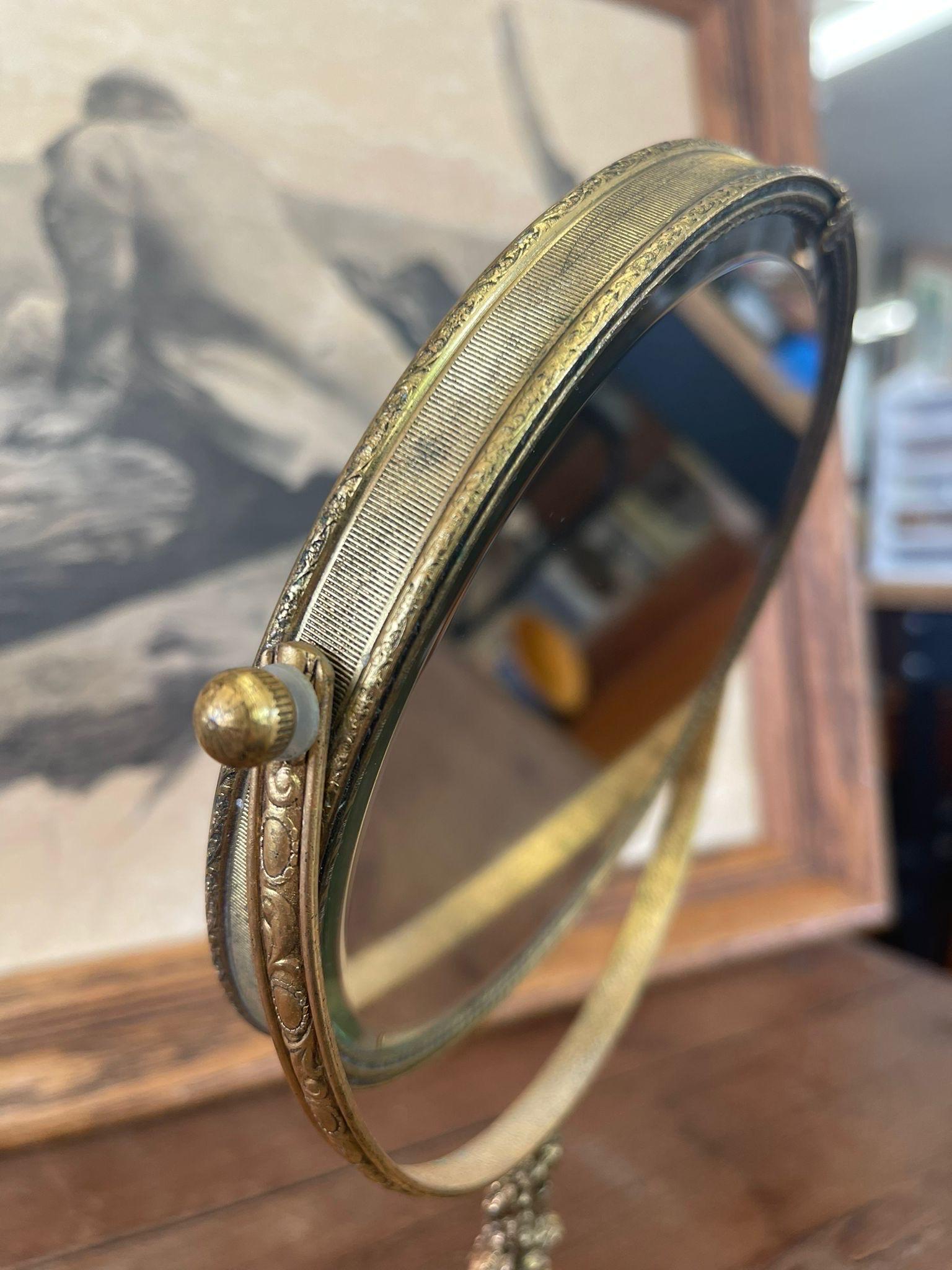 Goldfarbener Vintage-Spiegel mit detailliertem Sockel.  (Glas) im Angebot