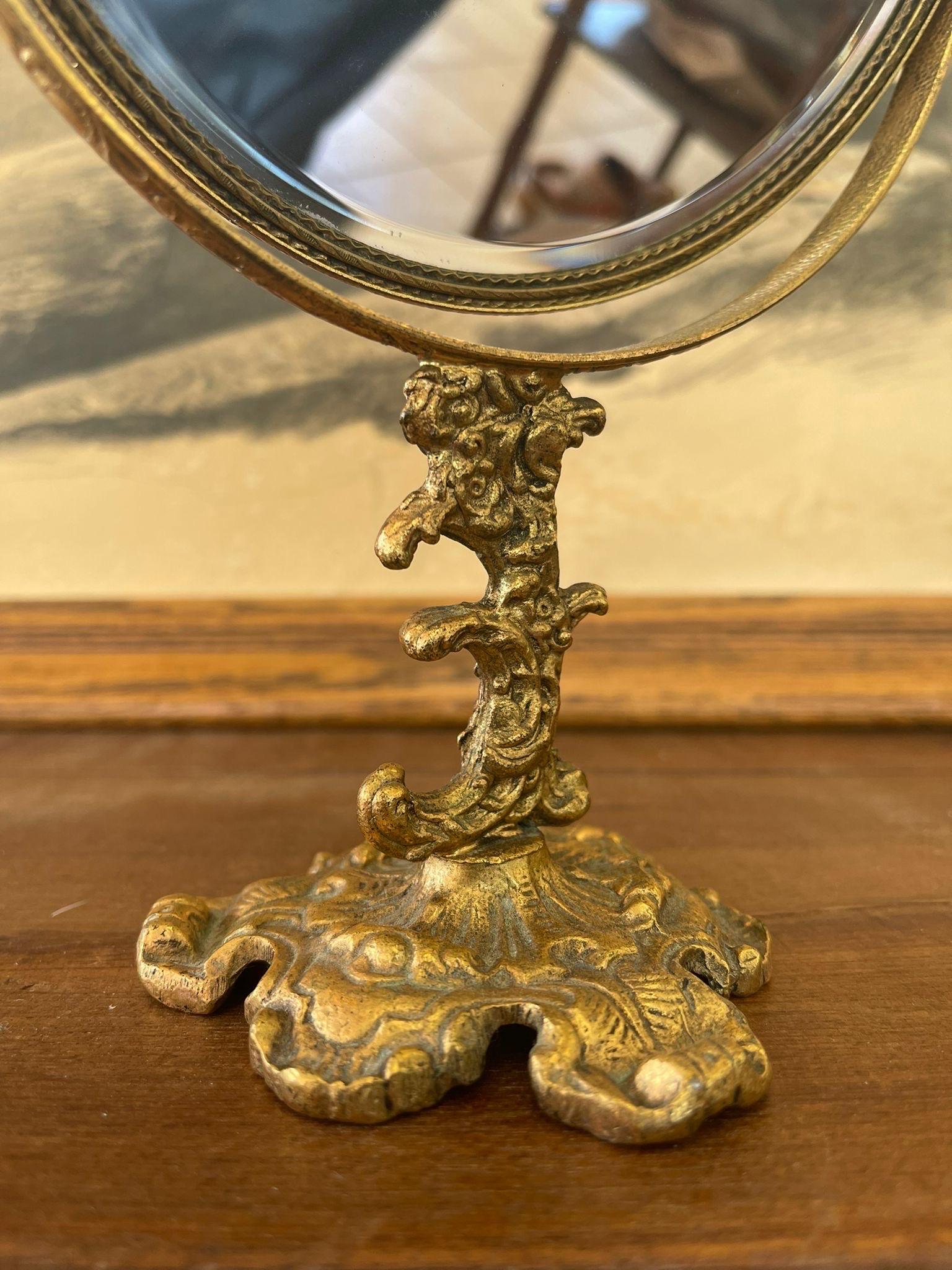 Miroir vintage doré avec base détaillée.  en vente 1