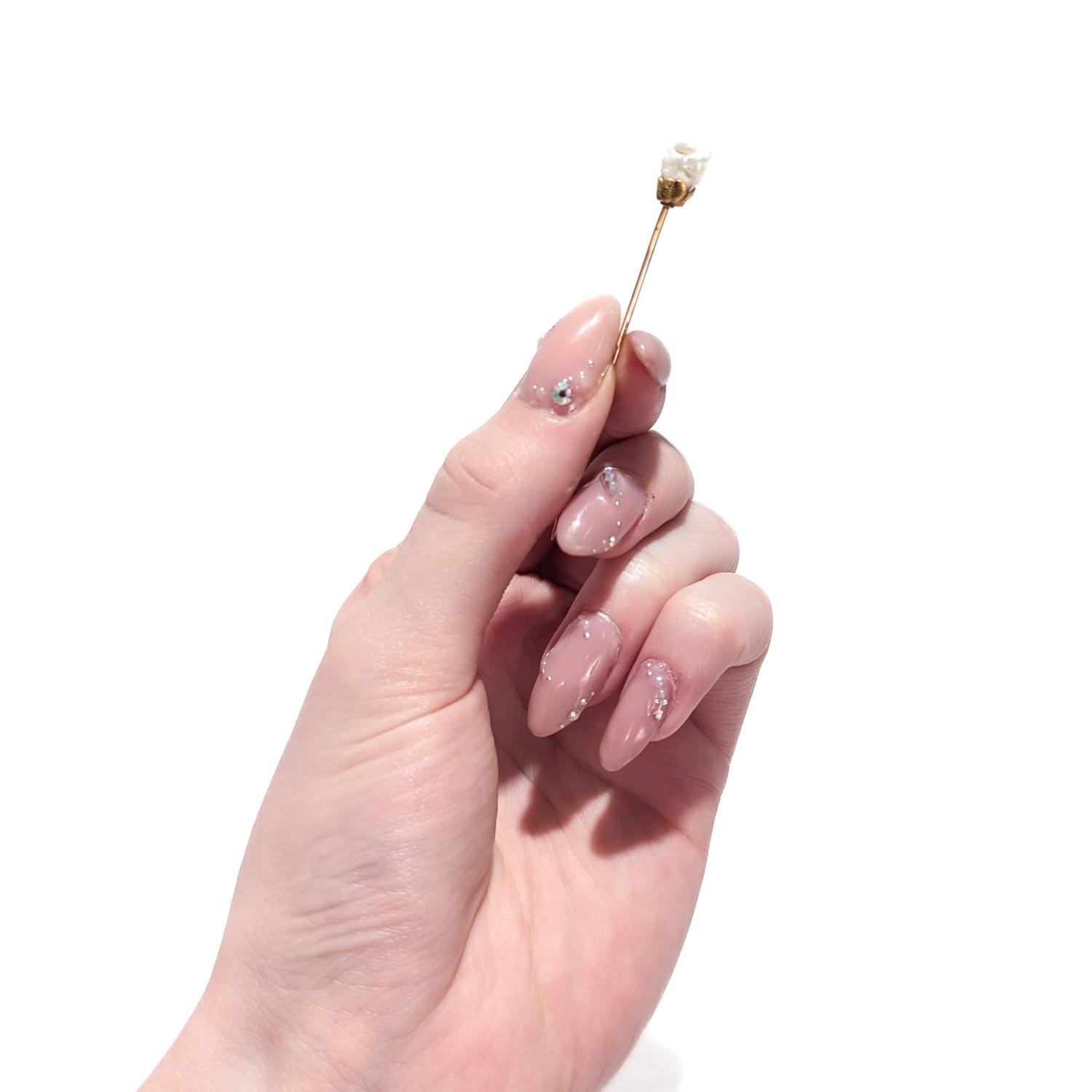 A fine vintage stickpin.

In 14k and 10k karat yellow golds.

With a Baroque freshwater river pearl set in a gold setting stylized as leaves or an open flower.

Simply a wonderful stickpin!

Date:
20th Century

Overall Condition:
It is in overall