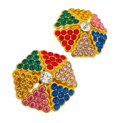 Clips d'oreilles vintage de créateur en or et strass multicolores, défilé