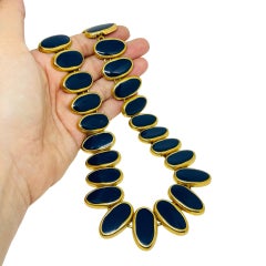 Collana di design in stile modernista con maglie, in oro vintage e smalto blu navy