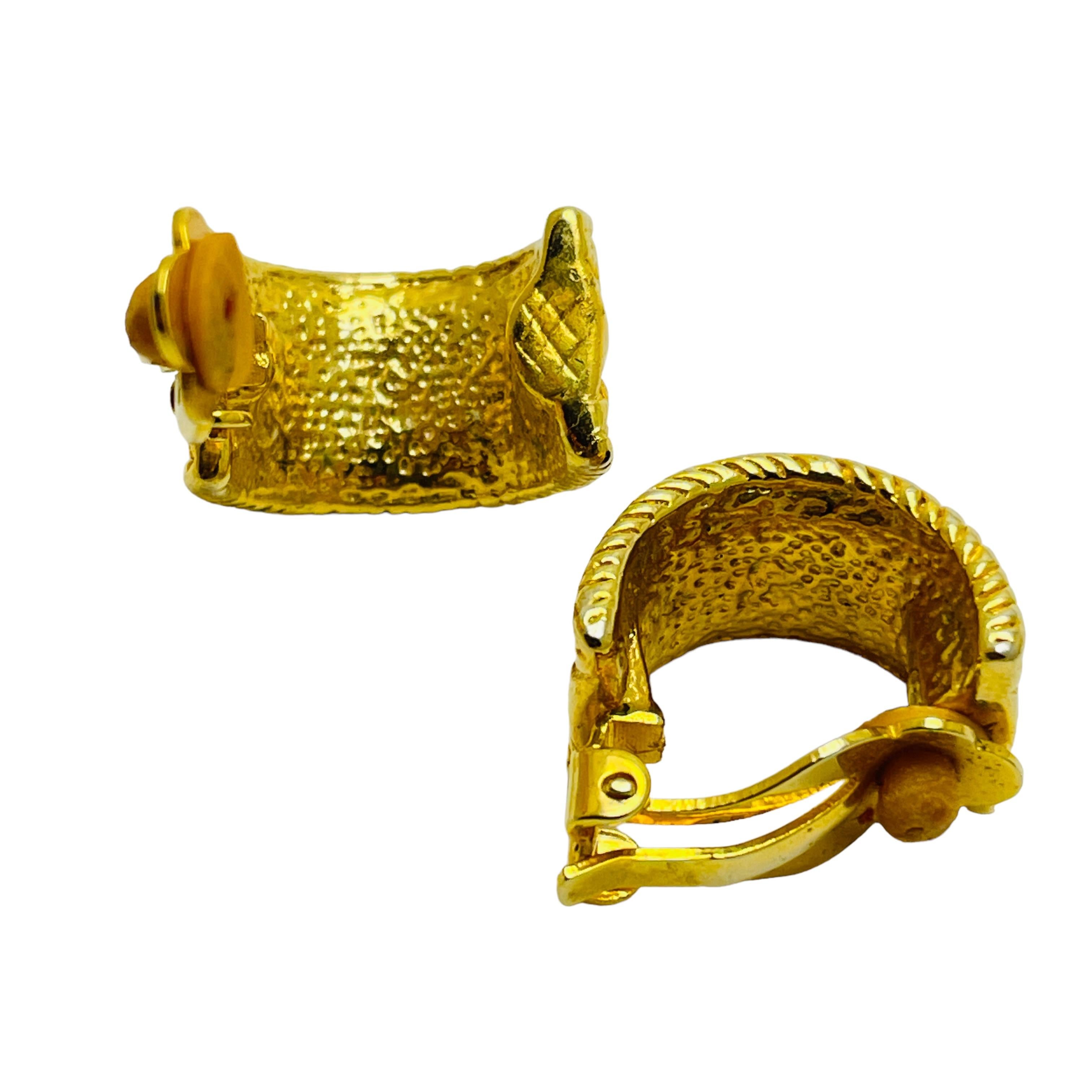 Orecchini a clip d'epoca in oro navy con cabs, firmati dalla passerella In condizioni buone in vendita a Palos Hills, IL