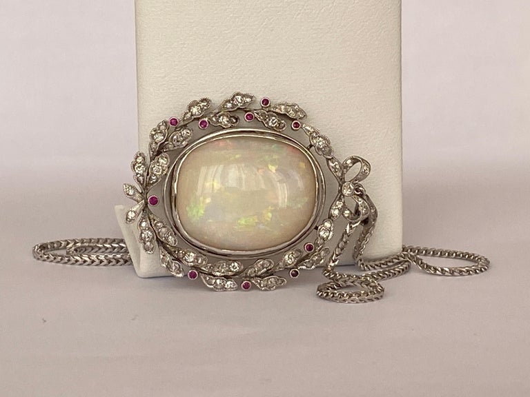 Vintage Gold Necklace with Pendant circa 18.00 Carat Opal and Diamonds For Sale at 1stDibs