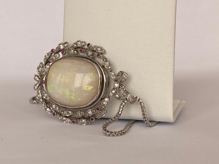 Vintage Gold Necklace with Pendant circa 18.00 Carat Opal and Diamonds For Sale at 1stDibs