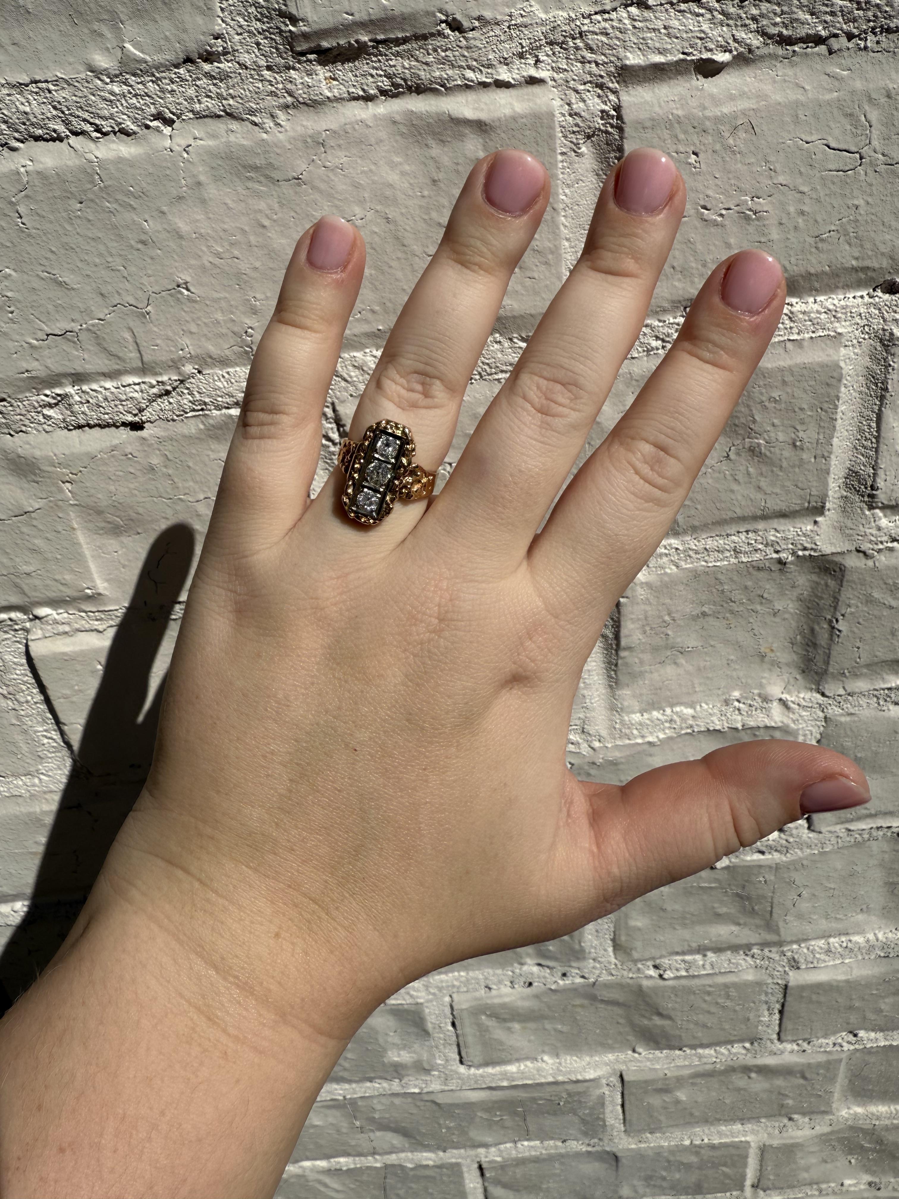 Wir waren begeistert, als wir diese Vintage-Schönheit erwarben!!

Ring Details
MATERIAL: 14K Gelbgold
Epoche: Retro 1960 - 1980
Kopf Länge: 20mm
Kopfbreite: 10,4 mm
Kopfhöhe: 5,5 mm
Schaftbreite: 3,9 mm
Gewicht: 9,3 Gramm
Fingergröße: 8