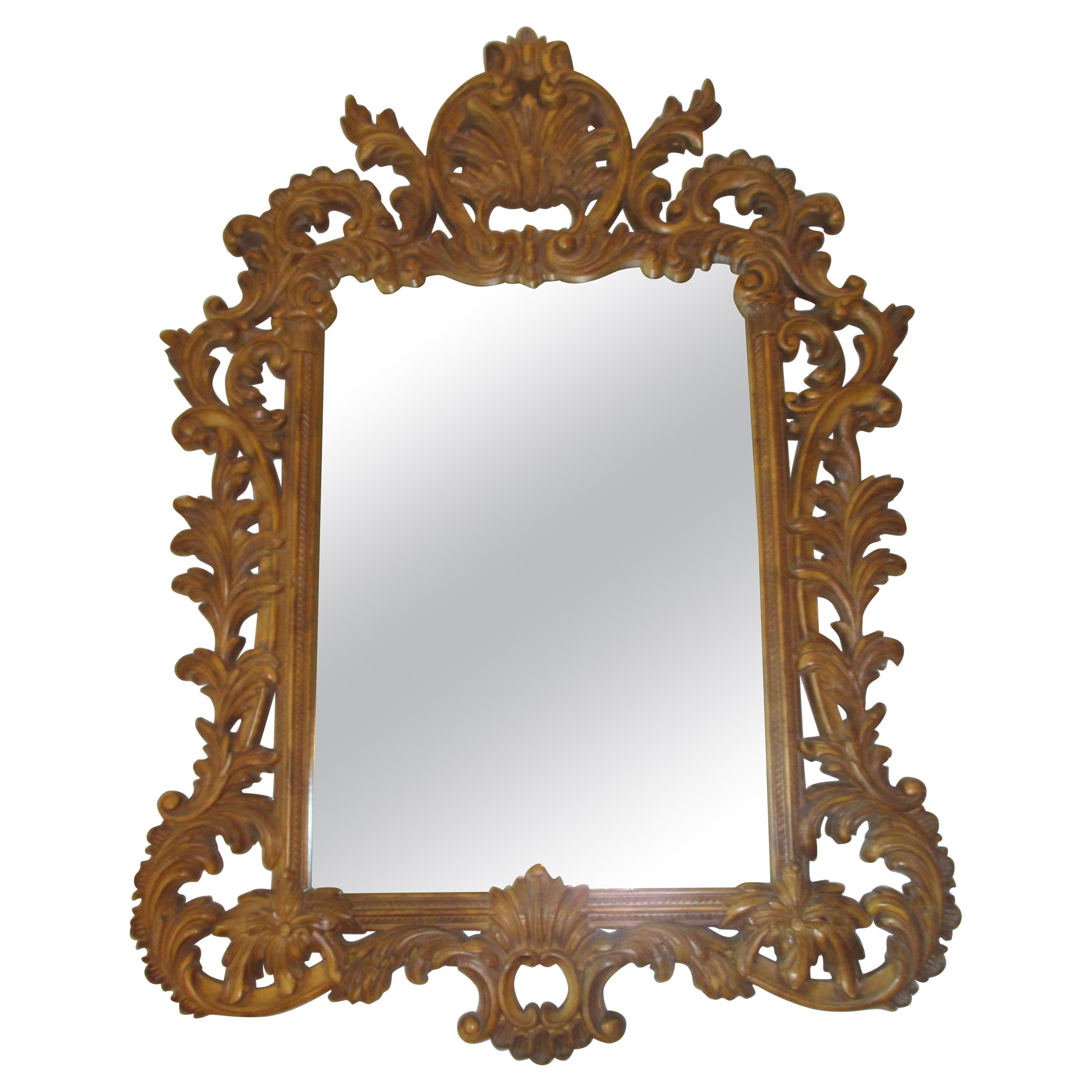Vieux miroir orné d'or en vente