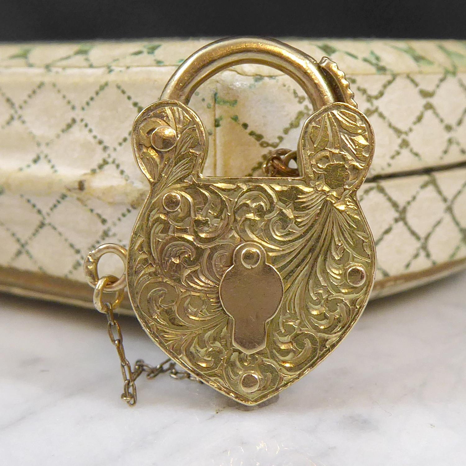 Vintage Gold Padlock Pendant Charm, Fully Lockable Complete with Key 1970s Era In Good Condition In Yorkshire, West Yorkshire
