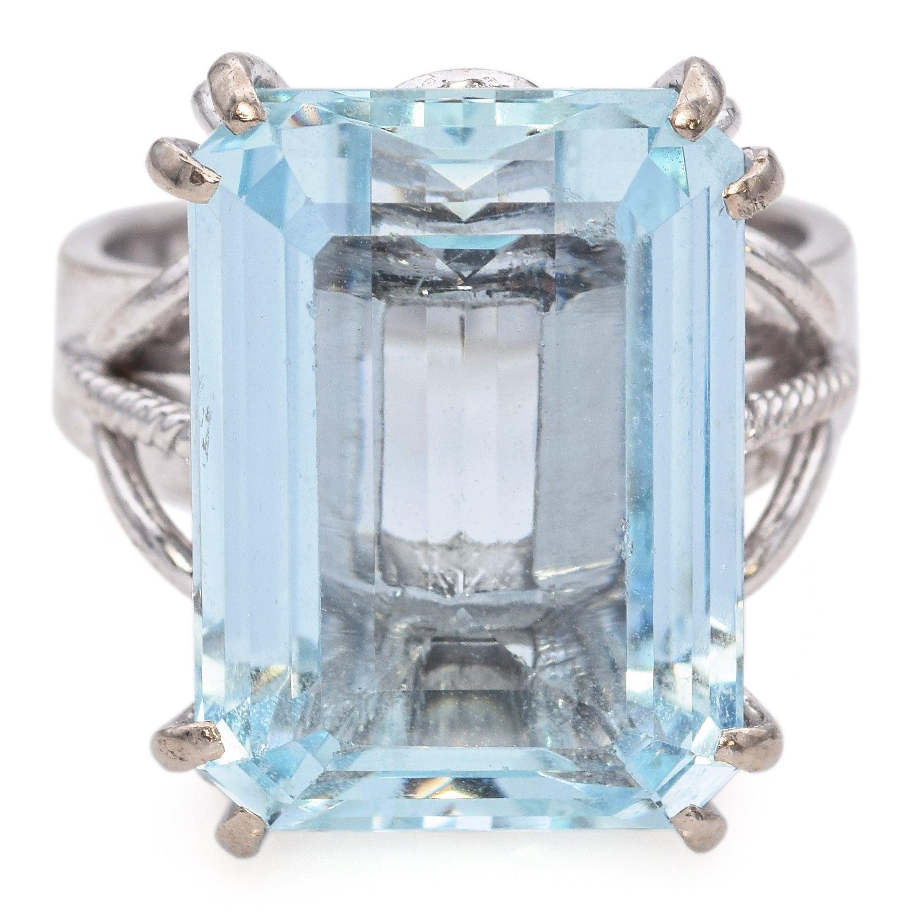 Peso: 9,5 grammi
Pietra: Acquamarina 12,3ct
Faccia dell'anello: 14,6 x 18,6 mm
Misura dell'anello: 6,75
Metallo: Oro, Palladio, Lega d'Argento

Numero articolo: BR-1311-060624-19