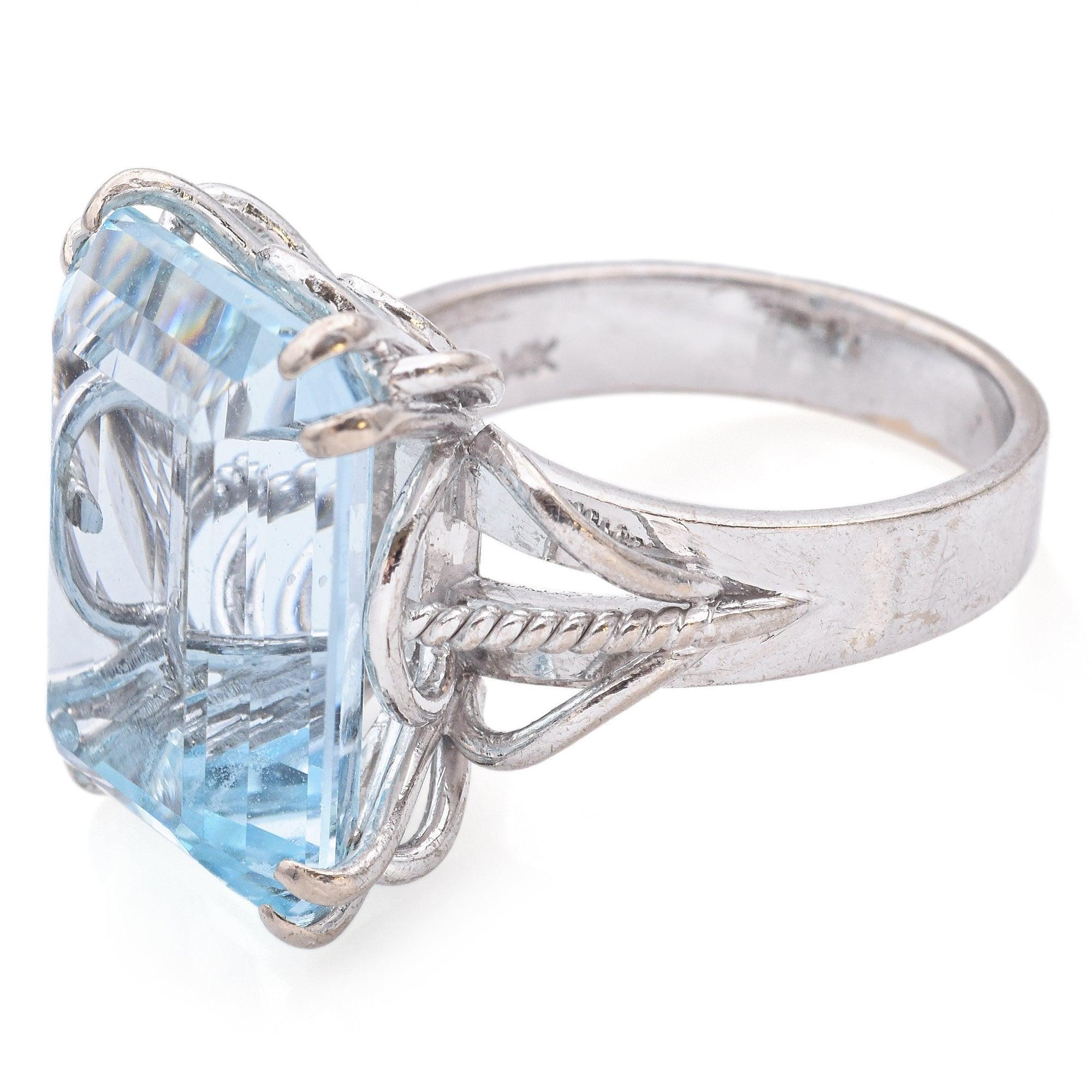 Anello cocktail vintage in lega d'oro e palladio con acquamarina taglio smeraldo da 12,3 carati In condizioni buone in vendita a New York, NY