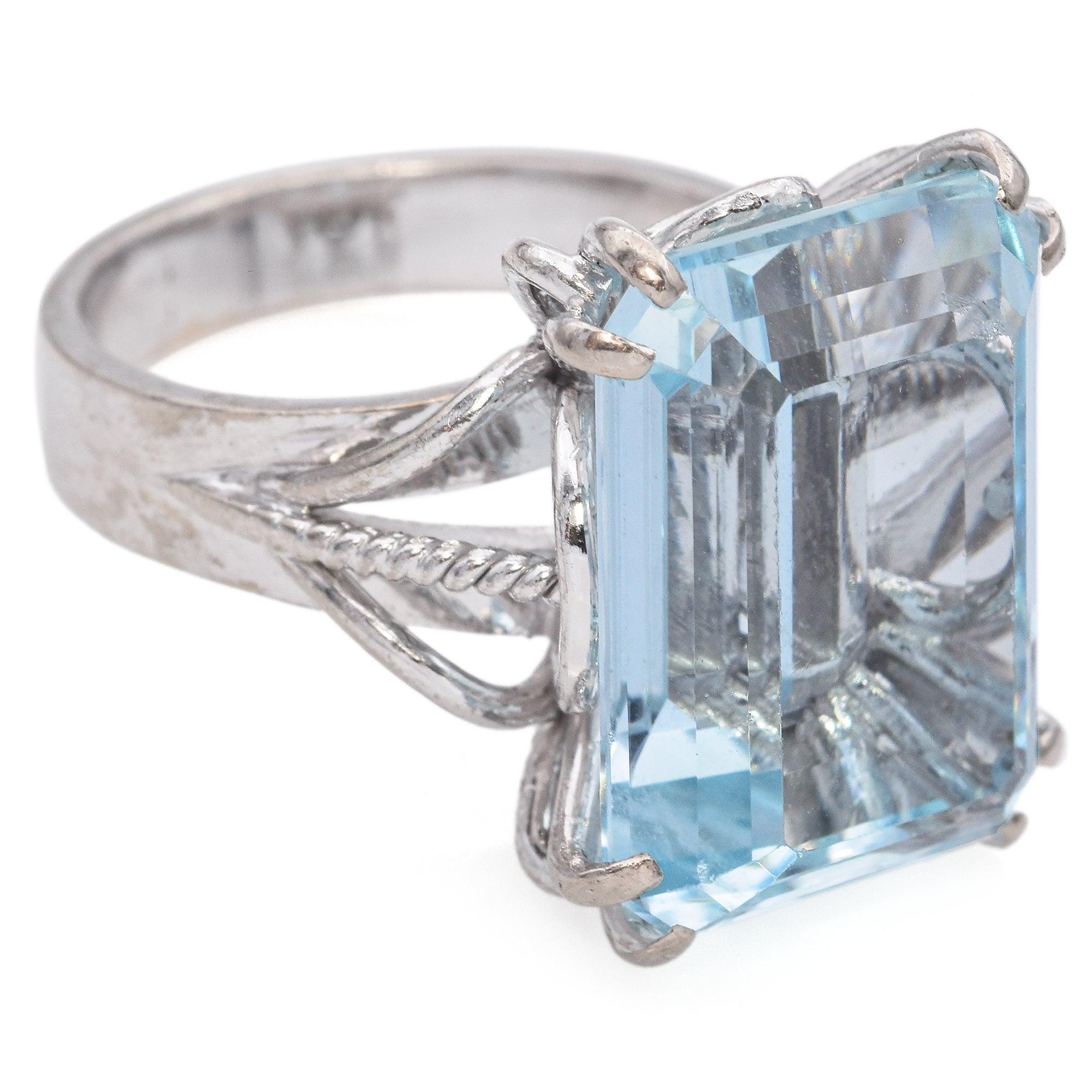 Anello cocktail vintage in lega d'oro e palladio con acquamarina taglio smeraldo da 12,3 carati in vendita 1
