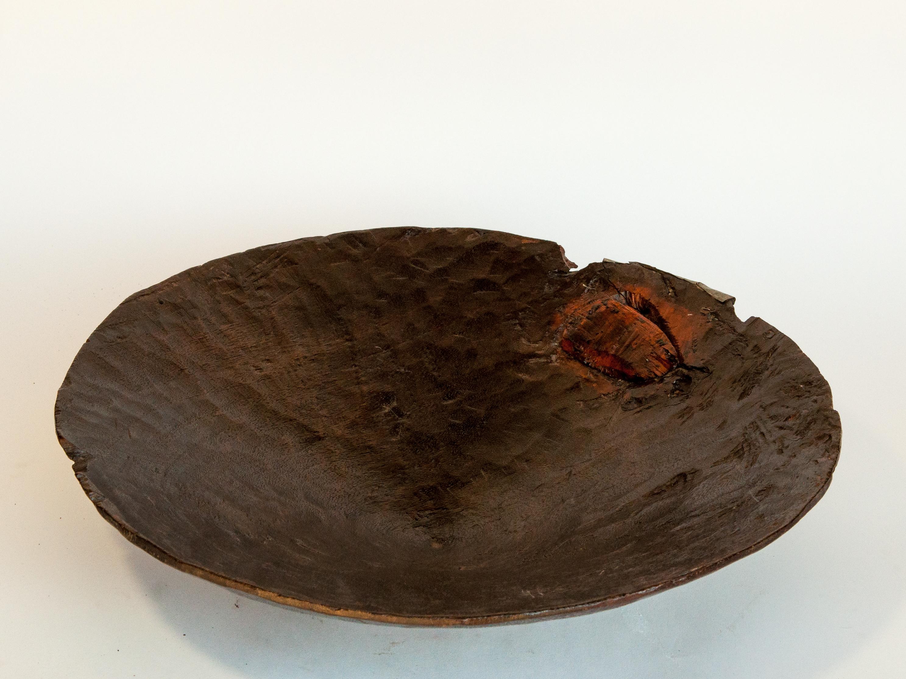 Vintage gold panning tray / bowl from Northeast Thailand, mid-late 20th century. Measures: 20.25 inch diameter.
Fashioned from a single piece of local hardwood. Used to pan for gold in the rivers and streams of northeast Thailand.
We have leveled