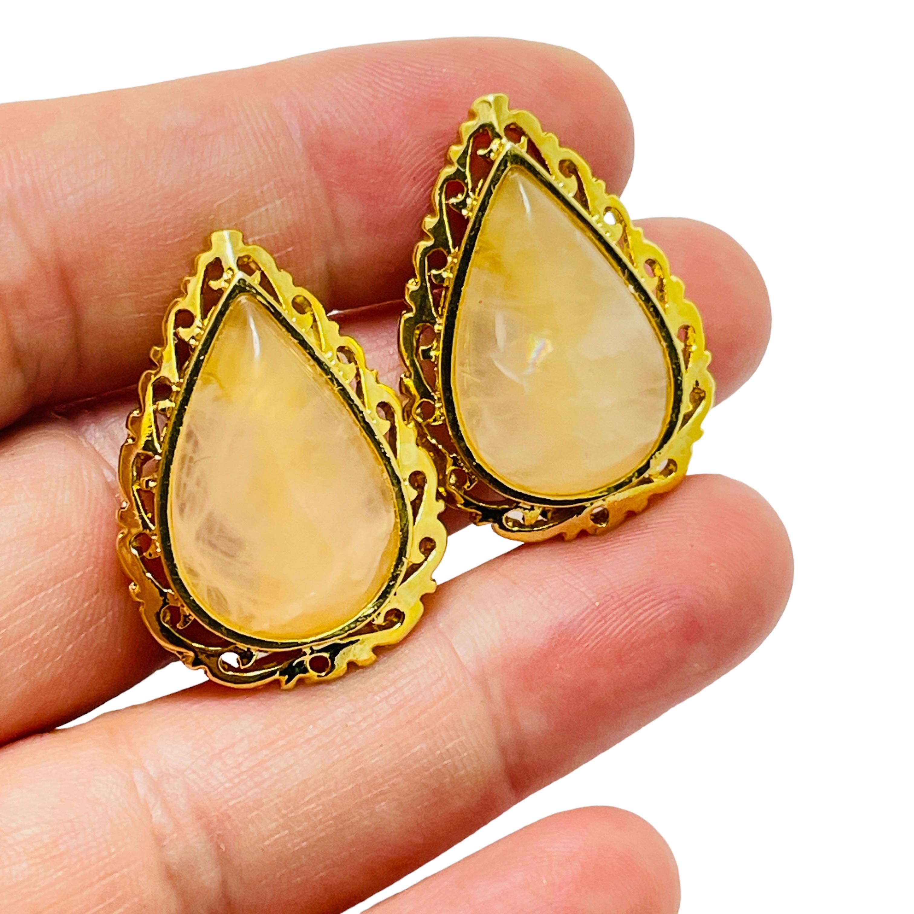 DETAILS

- • ohne Vorzeichen

- • goldfarben mit Glas

- • Vintage-Designer-Ohrringe vom Laufsteg

MASSNAHMEN

- • 

CONDIT

- • ausgezeichneter Vintage-Zustand mit minimalen Gebrauchsspuren

❤️❤️ VINTAGE-DESIGNER-SCHMUCK ❤️❤️
❤️❤️ ALEXANDER'S
